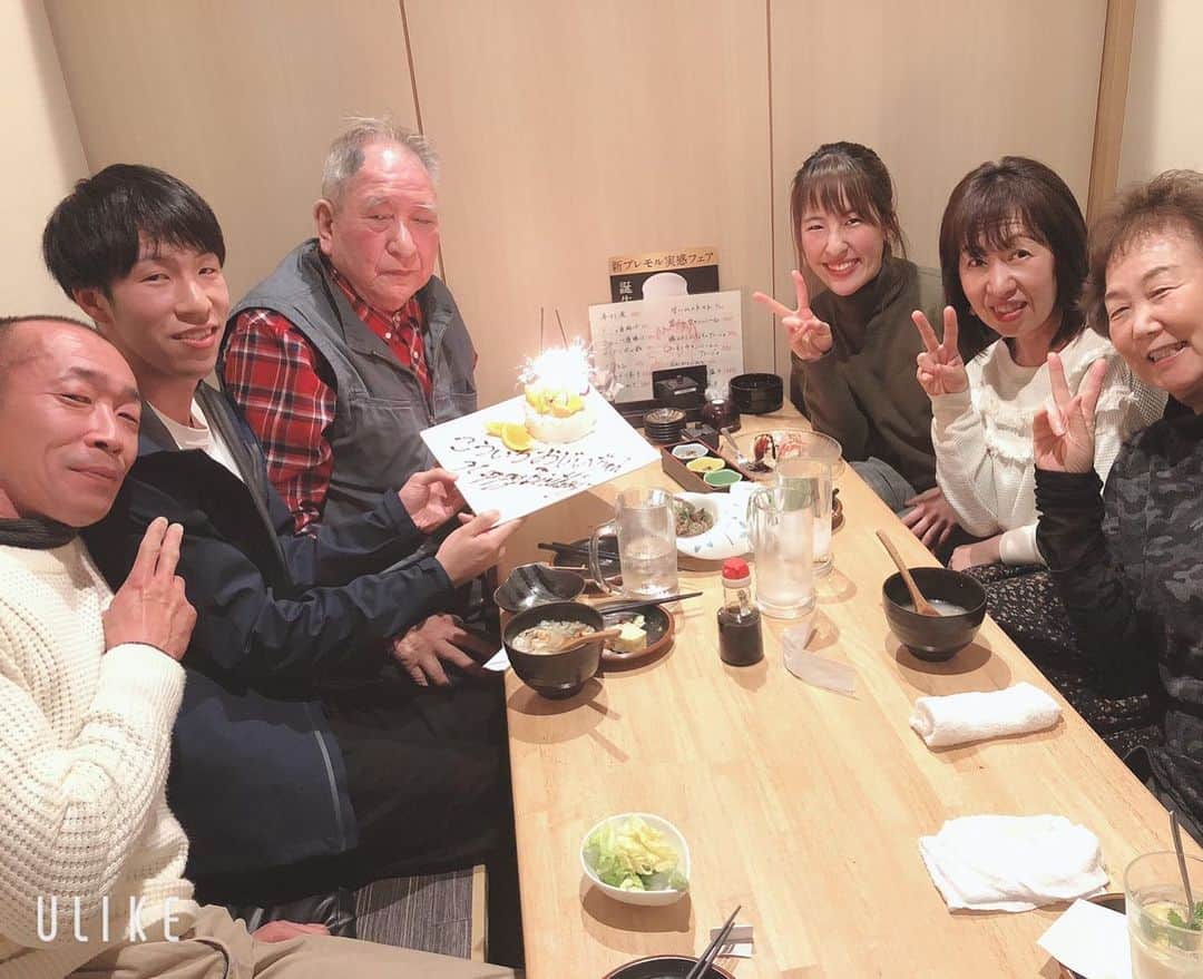 のインスタグラム：「どうも！鶏屋です🐓 連日お祝い事でご利用頂いております😆  今回は御家族様よりサプライズ🎉  記念撮影もバッチリ📸です✨  心温まるお時間となりました😆  またいらしてください(≧ω≦) #富山 #駅前 #鶏っく #居酒屋 #完全個室 #お得 #宴会 #飲み放題 #やってるよ #地鶏 #鉄板焼き  #地鶏 #地酒 #美味しいよ #サプライズ #誕生日 #記念撮影」