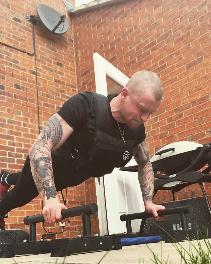 アダム・ピーティのインスタグラム：「Jarhead 😈 1 foot at a time on a half Swiss ball with hands on the bars/ add weight by putting a weighted vest on or weight on your back.」