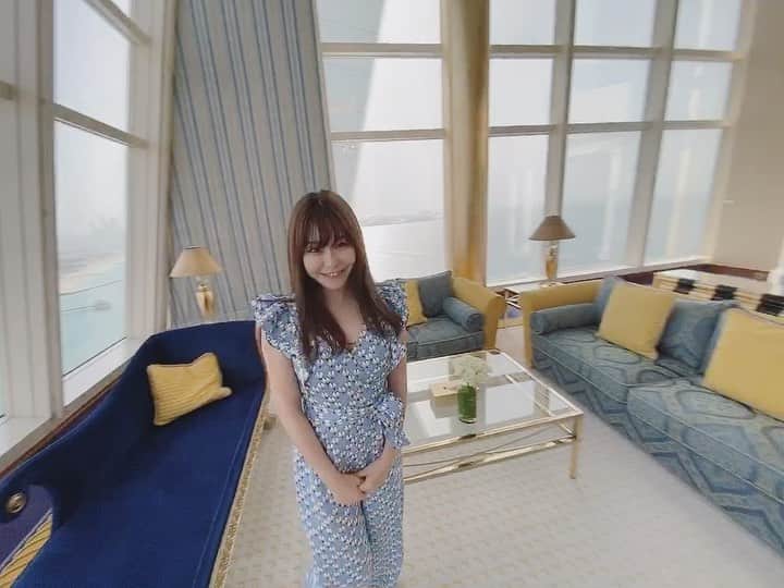 利咲のインスタグラム：「前投稿の続き→ブルジュアルアラブ @brujalarab ﻿ お部屋ご紹介VTR〜﻿ 広角で撮れると素晴らしい🌟﻿ お部屋によって色合いや間取りが違うみたいですね✨﻿ このお部屋はあまり情報出てこないのでちょっぴりレアです👸🏰﻿ ﻿ また来れる日を願って日々頑張ります。﻿ ﻿ ﻿ Continued from the previous post → Burj Al Arab رج العرب @brujalarab﻿ Room introduction VTR ~﻿ It ’s really nice to shoot at a wide angle!﻿ ﻿ The colors and layout are different depending on the room.﻿ This room is a bit rare because there is not much information coming out.﻿ ﻿ I will do my best every day in hope of coming again.﻿ ﻿ ﻿ #BurjAlArabJumeirah #burjalarab #ブルジュアルアラブ #burjalarabhotel #burjalarabhotel⭐️⭐️⭐️⭐️⭐️⭐️⭐️ #7つ星ホテル #7starhotel #7star #jumeirah #jumeirahhotels #ジュメイラ #ジュメーラ #ドバイ #dubai #uae #アラブ首長国連邦 #BurjalArabToweroftheArabs #330平米 #クラブスイート #sweetroom﻿ #ToweroftheArabs #dubai🇦🇪 #dubai❤️ #lovedubai #🇦🇪」
