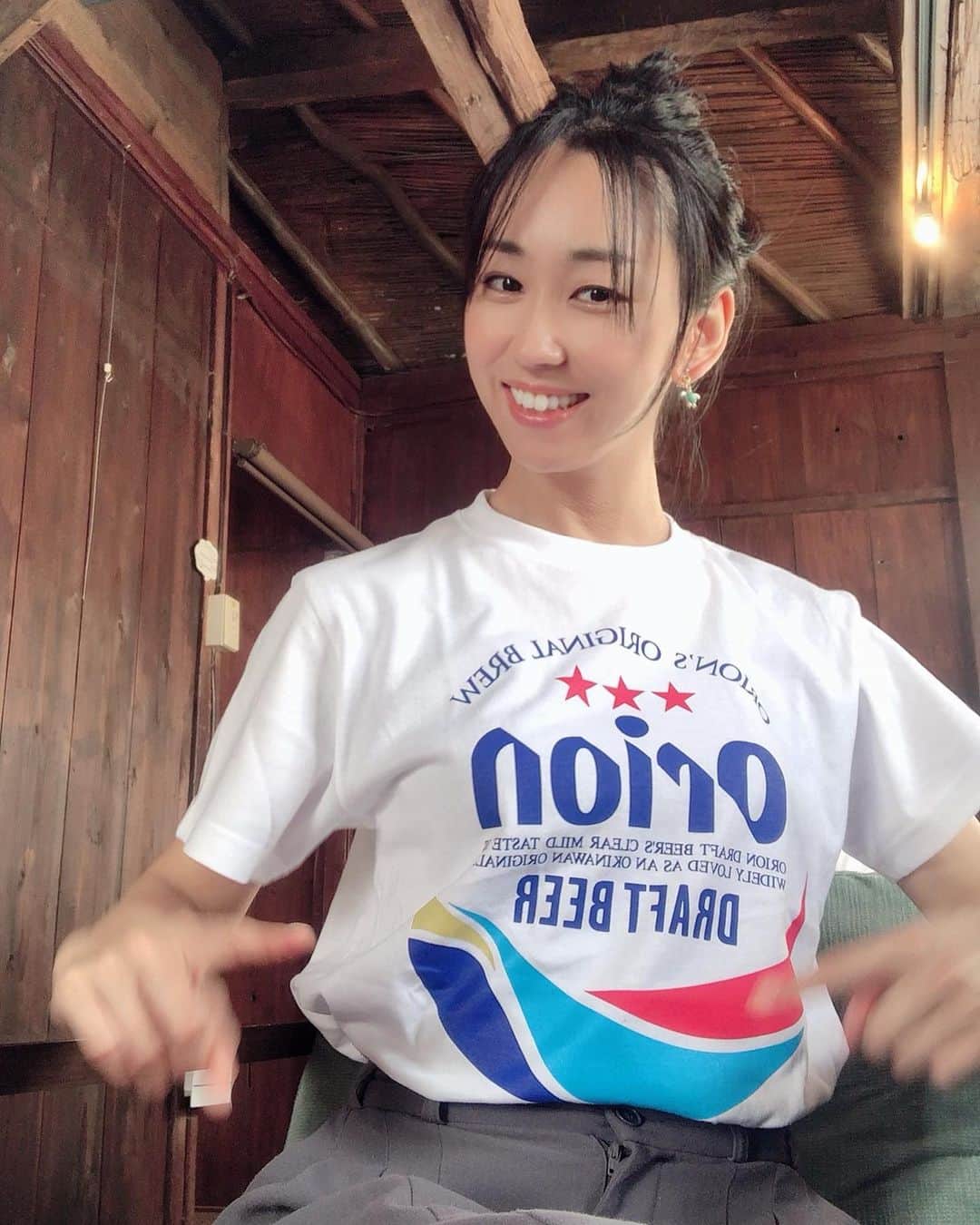 のインスタグラム：「オリオンビール🍺最高❤️ 撮影中、  共演者がオリオンビールＴシャツを着ていて可愛すぎたので購入してしまった☺️🏖 Love Orion beer 🍺❤️ had wanted and got an Orion beer T-shirt.  #orionbeer  #beer #okinawa #japan #tshirt  #沖縄 #オリオンビール #🍺 #ビール  #ビール好きな人と繋がりたい  #ビール女子  #ビール好きと繋がりたい  #ビール好き #Ｔシャツ #オリオンビールtシャツ」