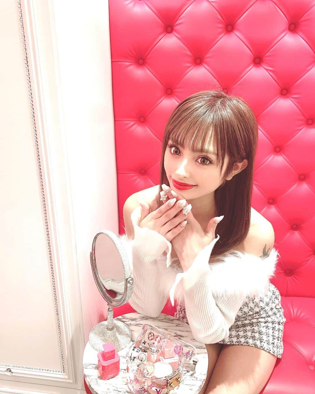 marinさんのインスタグラム写真 - (marinInstagram)「@elnailsalon 行ってきたよー🥰✌️✌️ 今回は、初の、銀座店へお邪魔してきました🧚‍♀️✨ いつもは、新宿三丁目だったけど、 これからは銀座の方が近いからこっち行こっと😍 フットネイルしてもらったんだけどね、同時にマツエクもしてもらったんだ〜🥰 . . まぢ、寝てたら全部終わってる最高さ！ 神Ｎｏ．1サロン😍✌️ . . しかも起きたら超可愛いフットネイルになってて幸せすぎちゃった💙💙キラキラ可愛いブルー💙マリンだから青っぽくしてくれたのかなぁ？いつもお任せなのです👼🏻 センスもいいし私は優柔不断なので😞 . . ネイルとマツエク別々行くの大変じゃん？予定も決めたり😢 一日で全部終わるって最高すぎー💛💯 . . 店内も鬼鬼鬼可愛いくてお花書いてあったりもう素晴らしい👏映えスポットでした💋😻 . . なので沢山写真撮ってもらえました👼❤‪⸜‪‪‪‪‪︎❤︎‪︎⸝‬‪‪幸せ💞happy🥰💛💛💯 . . 椅子も小物も店内超可愛いくて住みたい❤笑笑 . . シュガー&コーの香水は、 ここで買えます💋とても甘くて、セクシーな香り❤ 女の子ぽくて、いい感じ🥰 ピンクの方だよ😻✌️✌️ . . オソロ香水つかいましょ🌸💕 マツエクは200本で下まつげは60本⭐️ . . クリクリお目目にしてくれました💕 マツエクくるんで、目力UP💕 . . 美容day❤️❤️ elnailさん、いっつも優しくて大好き🥺💕💕 ありがとうございました😊 . . まっすぐお家に帰って手洗いうがいしたよ✨✨みんな、コロナ対策しっかりね☺️✨✨気をつけて、乗り越えていきましょう👼🏻✨✨✨ . . #elnail #ネイルサロン#銀座#マツエク#同時#かなり早く終わる#最短#店内#インスタ映え#可愛い#癒し空間#香水#シュガー&コー#eclea #selectshop #ブラッククイーン」3月31日 19時26分 - maririn__78