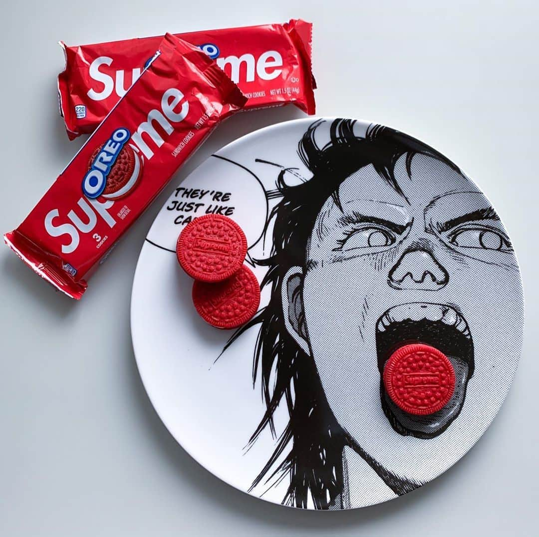 Supreme Mihoさんのインスタグラム写真 - (Supreme MihoInstagram)「❤️❤️❤️ ✩ "Tetsuo eat OREO" ✩ OREOありがとうございました🥺💕 ✩ #supreme #oreo #akira #supremenyc #supremenewyork #supremejapan #supremeakira #supremeoreo #hypeaf #wdywt #streetfashion #dish #streetfashion #置き画くら部 #オレオ #アキラ  @supreme_leaks_news @supreme__hustle @supcommunity @dropsbyjay @strictlypreme」3月31日 19時26分 - miho_umeboshi