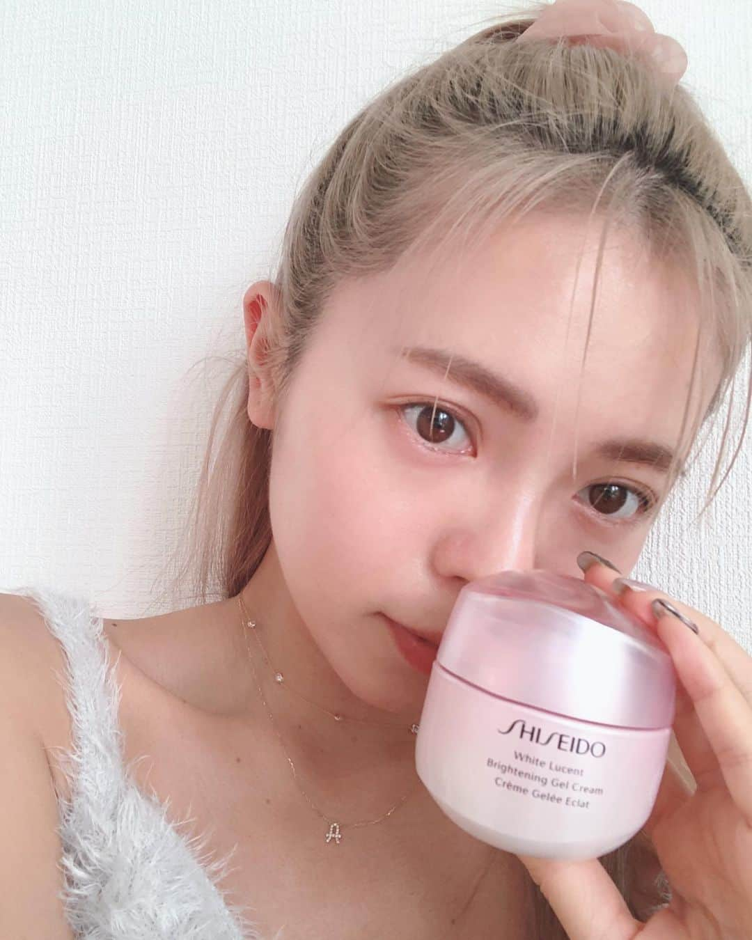 鈴木あやさんのインスタグラム写真 - (鈴木あやInstagram)「肌タイプに合わせて選べる @shiseido のホワイトルーセントを使ってみた🌸🍵﻿ 石垣島は紫外線が凄いからメラニンの生成を抑え、シミやそばかすを防いでくれる効果が助かる👏🏻🧡﻿ ﻿ 乾燥や肌あれなどに効果的で肌に心地よいなめらかなテクスチャーがお気に入りで最近基礎化粧品の仲間入り🙆‍♀️﻿ ﻿ #shiseidoginzatokyo #beauty #skincare #即感モイスチャライザー  #PR」3月31日 19時28分 - techitechiaya