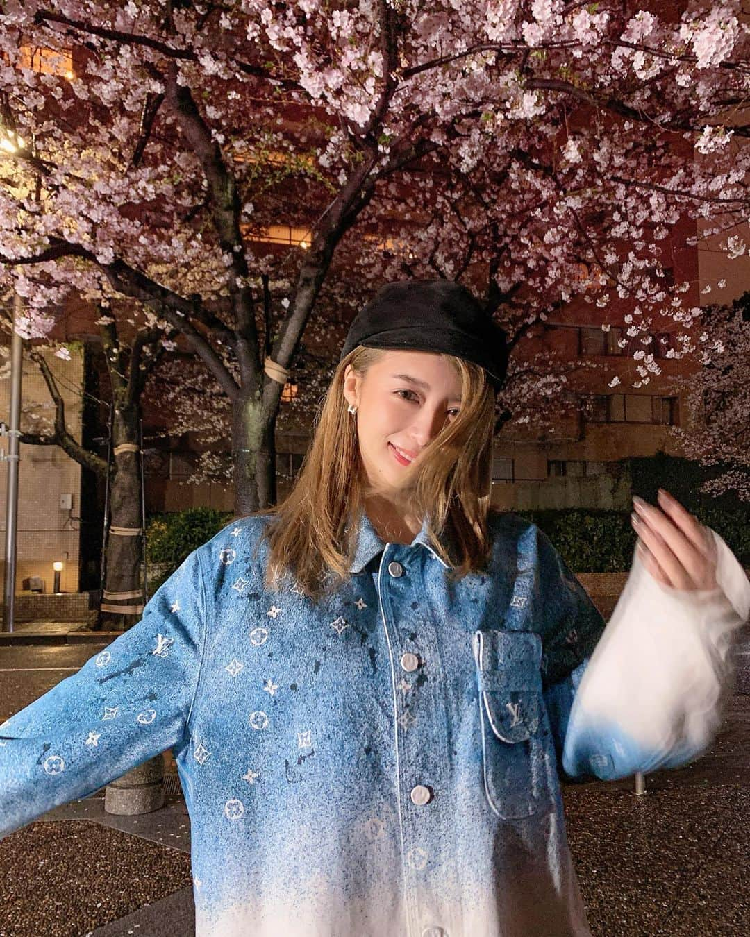 濱野りれさんのインスタグラム写真 - (濱野りれInstagram)「Today's Sakura is 2020🌸 A night walk is a recent routine instead of going to the gym. I feel grateful to my everyday life. If you have a bad blood flow, your condition will be worse, so do moderate exercise at home too🦢💕 .. ー お花見しなくても外歩くだけで 桜が綺麗だね🌸 あれ？それを花見というのかな？笑 人混みが少ない時間の 夜のウォーキングを 日課にしようかな☺️💕 よく質問されるけどマスクは 毎日きちんとしてるよ☺️ いつも心配してくれてありがと💕 .. ー #hanami#cherryblossom#nightwalk#nightphotography#nightflower #sakura#sakuraseason#cherryblossomseason#beautifulnature#beautifulflowers#beautifulworld#springflowers#ilovejapan#桜#夜桜」3月31日 19時39分 - riregram