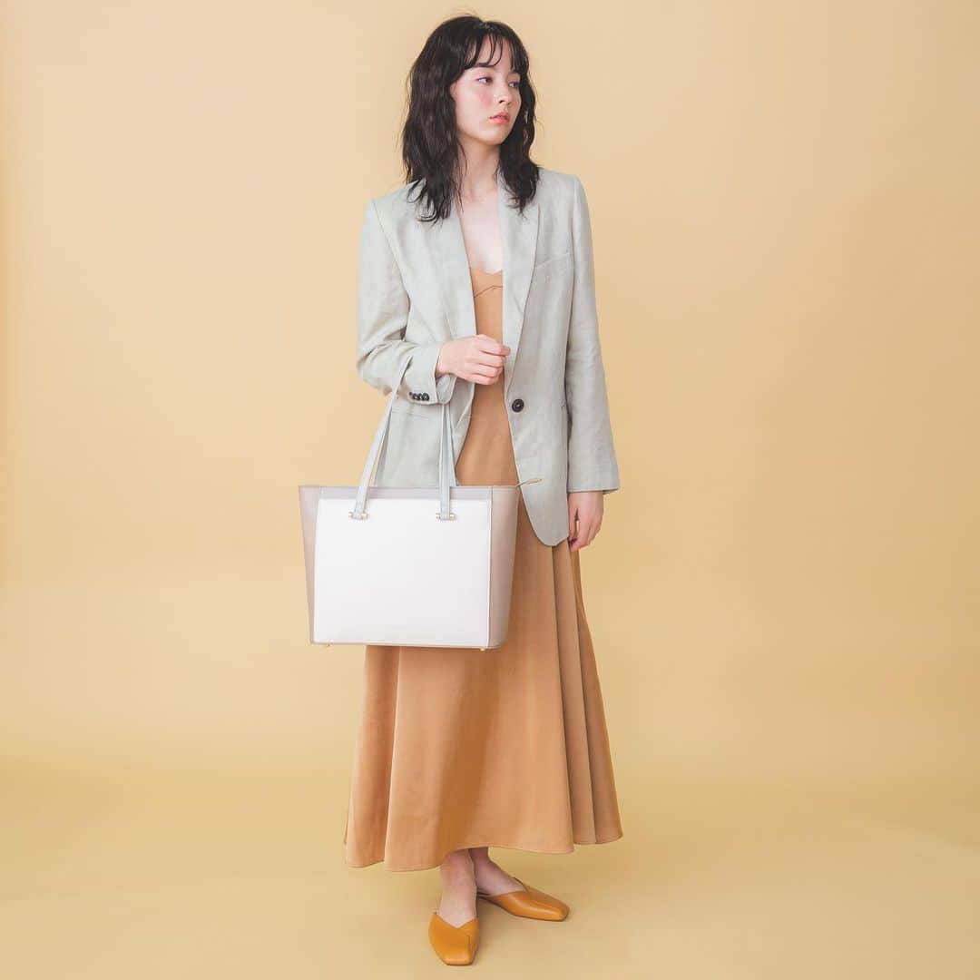 SMIRNASLI_officialのインスタグラム：「. . 大人気のポケット多数の 機能性抜群A4サイズトート！ . 新生活のお供に❤︎ . . #smirnasli #サミールナスリ #a4 #totebag  #トートバッグ #通勤バッグ #新生活」