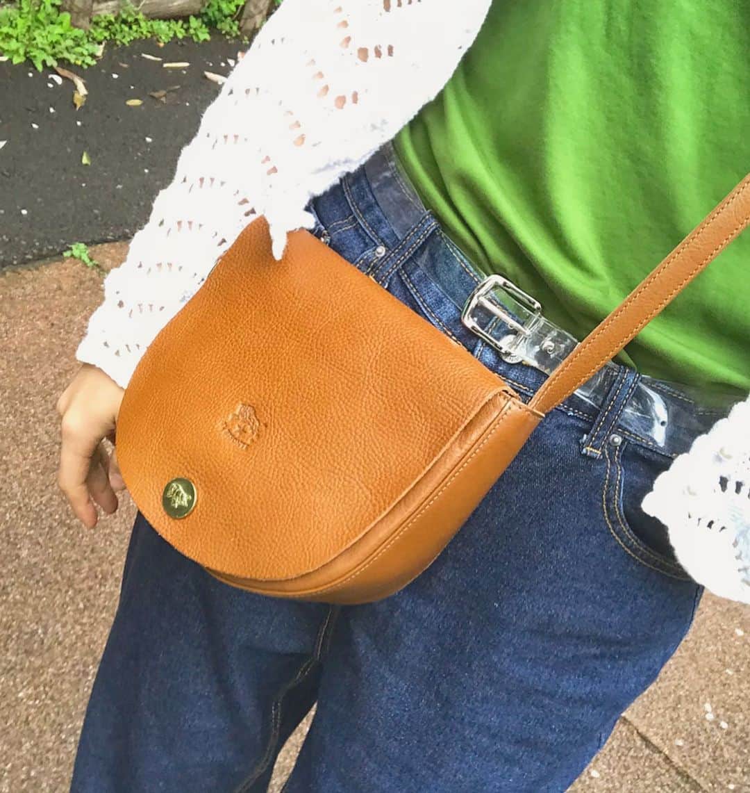 小野寺友香のインスタグラム：「＊ 3月が今日で終わりますね👏🏻早い🥺 そんな3月のとある1日。 いつもと変わらない大切なある1日。 をココに記録🥳📝 少し長くなります～✌🏻️⬇️ *  この日は午後にラントレがあってとってもキツかったの😢 だけど今の自分の全力を！って頑張って走って(ちなみにめっちゃ遅い笑) ゴールしたらルリ子が何故か泣いてた笑 それを見てたウランさんも泣いてた笑 え？！なぜ？！🤭と思って聞いたら、 私が走ってるのをみて涙が出てきたらしい笑 なんだそりゃーーって面白くて笑ってたけど、なんだか凄く嬉しいなーって幸せな気持ちになった。 私も誰かが頑張ってるのを見ると涙が出る時が良くある。笑 そして私も頑張らなきゃって思う。  ラントレの最後にリレーをしたんだけど かなこさん、うらんさん、みゆさん、うぃ、私、のチームで勝ってあさこさんにジュースを買ってもらいました！🏃🏻‍♀️🥤 (皆走るの速くて勝たせてくれてありがとう笑)  そしてそして、最後の最後に 皆からお誕生日プレゼントを貰いました😢❤ イルビゾンテ✨🥺🙏🏻アンナくんを中心に？皆ありがとうです。+🌸 可愛いし、嬉しすぎる～🥺💓沢山使います！💼 *  頑張ってるといい事あるなーって 幸せだなーー頑張ろうーーー！💪🏻って 思っていた矢先、、、 プロテインをしっかりこぼして 良い事もあれば悪い事もあるなー。 人生上手いことできてるなー。 バランスとれてるなー。。。と思いました。☺️ *  こうしてバレーボールをできてる今を大切に。 皆と頑張れている今を大切に。  つーことでデラユ！ 3月22日に23歳になりました！ シケ感を忘れず、たまにウケるシュールさを持ち味に、 これからも私らしく頑張ります！  頑張ってる人が居るから頑張れる。 どんな時も変わらず応援してくれる人がいるから頑張れる。 産んでくれた両親に感謝。 いつもありがとうございます！ これからも宜しくお願いします！🏐 #日立リヴァーレ 🐰 #日立オートモティブシステムズ  23歳。 人の事を動かせる 人の心を動かせる そんな人になれるように。  自分自身が1番頑張って そして皆と共に強くなる！  人事を尽くして天命を待つ。 では！失礼します！ 4月も頑張りましょう🌸」