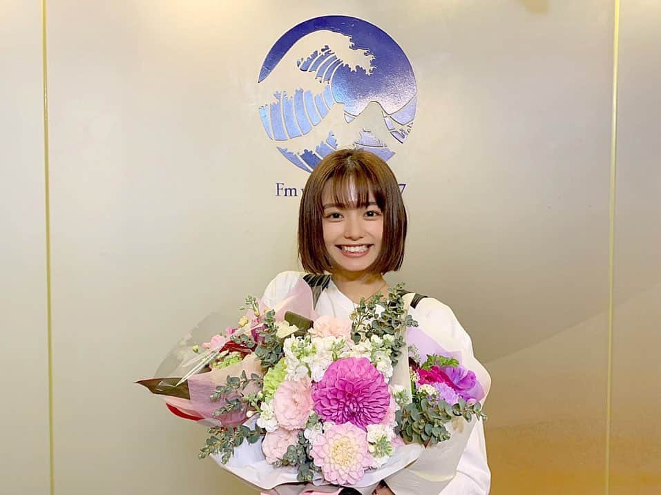 足立佳奈のインスタグラム：「上京してすぐ、 大学生になると同時に始まった FMヨコハマのラジオ｢かなジオン｣が、昨日で放送終了しました！  卒業といっていいですかね？ ぴったし2年だから、 短期大学に行ってる子と同じ卒業✨あっという間でした。  あっという間に感じるということは、充実した楽しい時間だった！ってこと。そうやってよく聞くけど、まさにそうだなぁ。と思います！！ FMヨコハマのスタッフの皆さん、 パーソナリティの植松さん、sakuさん、の姿に毎週刺激を受け、もっともっと！楽しく自由に話せる人になりたい！と沢山学ぶことができました。  そして、毎週メッセージを送ってくれたリスナーのみんながいたから、笑ったり嬉し泣きをしたり、ありがとう！と素直に伝えられる日々を過ごすことが出来ました。  そしてそして、 かなジオンでゲスト出演してくれたアーティストの皆さん。 お忙しい中、私と楽しい時間を過ごして下さり、ありがとうございました。  またラジオでみんなと繋がれる日がありますように。😘 4月からは、 スピラ・スピカの幹葉ちゃんにバトンタッチ🤝みんな沢山きいてね！今度は｢#笑顔モリモリらじお｣だよー！」