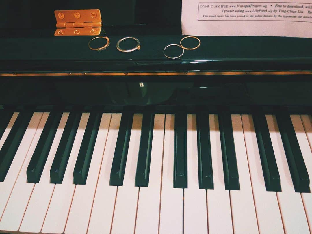 林田岬優さんのインスタグラム写真 - (林田岬優Instagram)「ピアノ弾く前に外した指輪たち」3月31日 19時48分 - miyu_hayashida