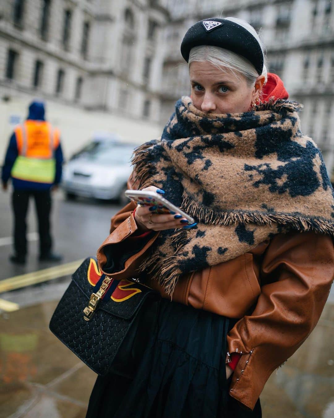 WWDジャパンさんのインスタグラム写真 - (WWDジャパンInstagram)「スナップ：雨の日のロンドンではトレンチコートが主役！　2020-21年秋冬ロンドン・ファッション・ウイーク﻿ ﻿ 2月14～18日、2020-21年秋冬シーズンのロンドン・ファッション・ウイークが開催された。ロンドンらしくどんよりとした空の下、雨が降る日もあった今季のファッション・ウイーク。会場付近のストリートでは、春の到来を前にトレンチコートを着用している人が目立った。イギリス生まれのクラシックなトレンチコートは、もとは防水型の軍用コートとして「バーバリー（BURBERRY）」をはじめとするブランドが優れた製品を開発してきた歴史がある。そんな雨の日にぴったりのファッションでもあるトレンチコートは長めの丈がトレンドだ。クラシックなデザインからフリルをあしらったもの、チェック柄、レザー調やピンクなどブライトカラーまで、さまざまなスタイルのコートが見られた。﻿ ﻿ スナップ全91枚は @wwd_jp のプロフィールのリンクから﻿ ﻿ PHOTOS : KUBA DABROWSKI / WWD (c) FAIRCHILD PUBLISHING, LLC﻿ ﻿ #LFW #LFW2020 #Londonfashionweek #londonfashionweek #fashionweek #fashionmonth #2020aw #20aw #aw2020 #aw20 #2020fw #20fw #fw2020 #fw20 #streetstyles #londonstreetstyles  #streetstyle #streetstylelondon﻿ ﻿」3月31日 19時48分 - wwd_jp