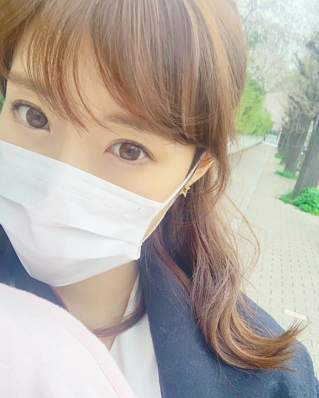 小林真由のインスタグラム：「⋆﻿ ⋆﻿ 数日ぶりに化粧をして外へ🐻﻿ ﻿ 近所を少し歩いただけだけど﻿ 桜も見られてリフレッシュ🌸﻿ 知らないうちに葉桜になってました🥺﻿ 来年はもっと楽しめますように..﻿ ﻿ ﻿ 家での生活はそろそろ子供も親も疲れてきたかな..﻿ という気もしますが、﻿ 同じ境遇の人も多くて励みになる✊🏻﻿ 子供にストレスを感じさせないように必死です😂﻿ ﻿ 自分のためにも人のためにも﻿ 今はおうち時間を大事に過ごしましょー😫🍀 ﻿ ﻿ ﻿ お気に入りのアクセを初めてつけて﻿ プチhappy!(近所なのに。笑)﻿ ﻿ ﻿ #桜 #花見 #ママライフ #女の子ママ #1歳 #女の子ベビー」