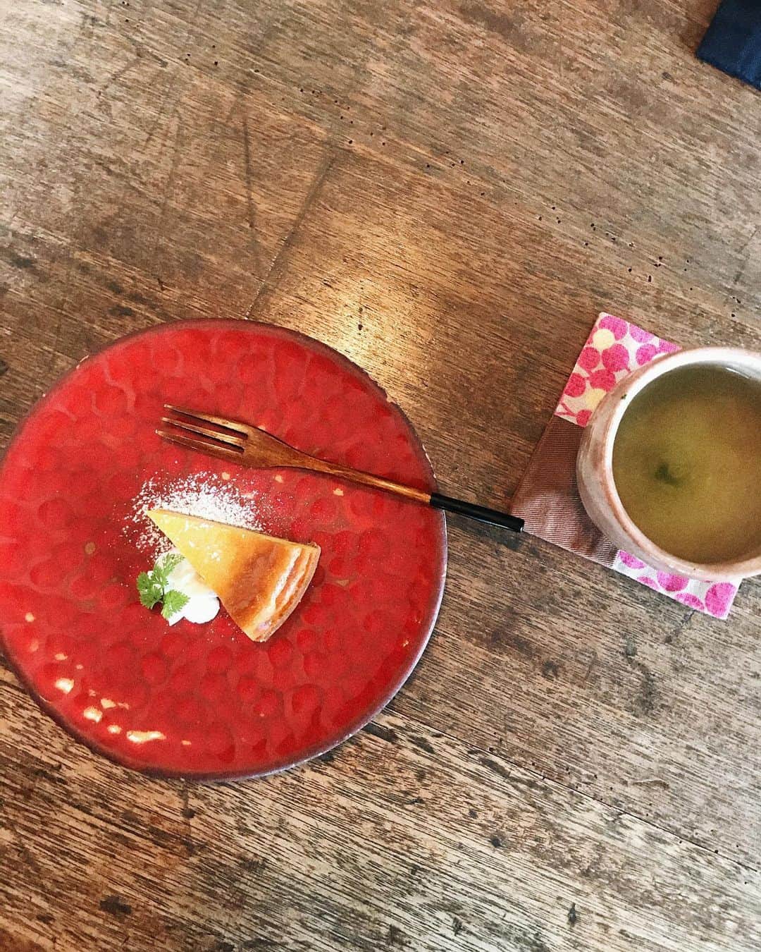 のインスタグラム：「🧀🍵🍴 ちっさ！！！！ ってなるけどこれくらいが丁度いいのよね。 美味しいもの食べて、元気つけねば！」