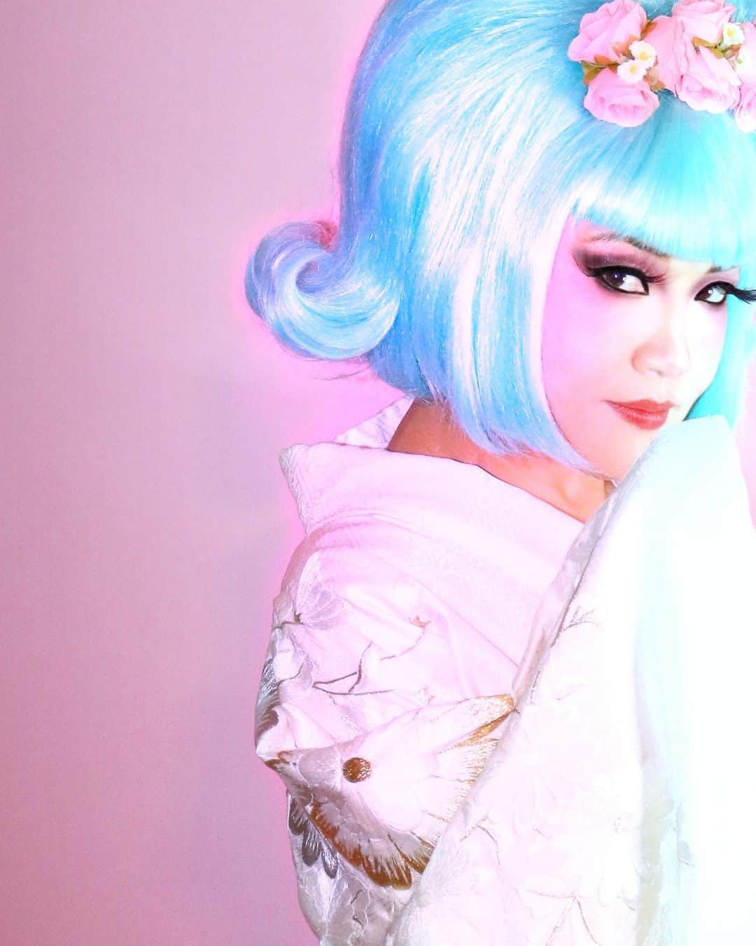 ジュン中山のインスタグラム：「Japanese geisha in NYC #stayhome #おうち時間  Love ❤️ legend creators in nyc  #thankyousomuch  Photo: @missguynyc  Wig: @steven_perfidia  I miss u 😘  #photoshoot #nyc  #wig #lgbt #faghag」