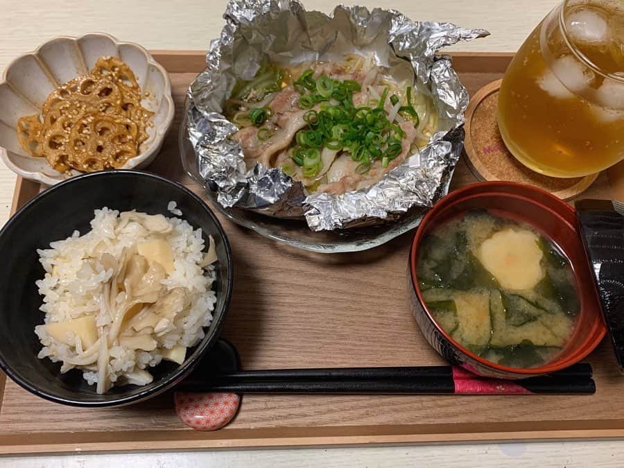 七尾カンナのインスタグラム：「. . . 🍴筍と舞茸の炊き込みご飯 🍴お麩とワカメのお味噌汁 🍴蓮根のきんぴら 🍴豚バラと野菜のホイル蒸し . . 🍴八宝菜 🍴中華風春雨サラダ 🍴トマトとブロッコリーのサラダ 🍴胡麻豆腐 . . 少しでも気晴らしになればいいなと思って料理してます😌💞 . 写真はないけど最近めちゃめちゃ上手くできたのがカレーうどん！笑 冷凍うどんでぱぱっと15分くらいで作れた上にばか美味くて得意料理にしようと思いました🤪💞 . コロナが落ち着いたらまた七尾めしを友達に振る舞いたい😌💞 . . さっ動画の編集します！ . . . . . #七尾めし #おうちごはん #献立 #料理 #クッキングラム #クッキング #フォローミー」