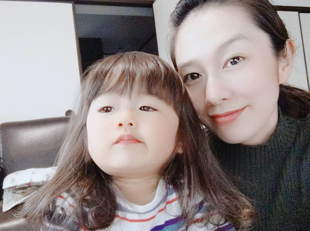 吉村美樹さんのインスタグラム写真 - (吉村美樹Instagram)「お互い、髪の毛伸びるのはやいよね👩‍👧 #親子時間 #おうち時間 #のんびり #髪の毛伸びました #2歳1ヶ月 #女の子のママ #ママモデル #サトルジャパン #吉村美樹 #娘さん #表情 #百面相 #親譲り」3月31日 20時08分 - yoshimuramiki0911