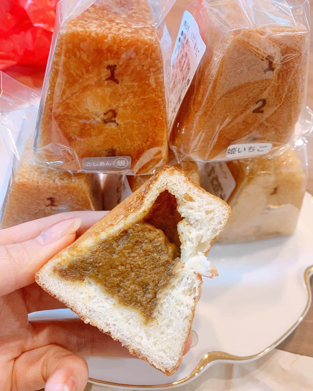 みき みーやんさんのインスタグラム写真 - (みき みーやんInstagram)「#堺市PR ❣️ということで堺で有名な パン屋さんを私がチョイスしてめぐる企画Part2 . もちろんpart1も見てくれたよね？笑🥐 . 今回は津久野駅の近くにある #パンドサンジュ #とびばこパン で知ってる方も 多いはずー！！😍💕 . 今回は大きいとびばこパンじゃなくて 小さくて可愛いミニとびばこパンを♡ . お店で揚げているカレー味は 中のカレーが甘辛で お子さんでも食べられるような甘味が🙆‍♀️💕 . . ノーマルのミニとびばこパンも もちっとしたほのかに甘い生地で美味しい！！ . 「ありがとう」「お世話になりました」「おおきに」 とかメッセージ入りのとびばこパンもあるから 手土産とか何かのお祝いにも良いかも♡ . それにしてもとびばこのフォルムが可愛すぎるよねw . このページでお店が紹介されているから見てね♡ https://sakai-japan.jp/bakery/ . . #sakaijapan#PaindeSinge#堺市#津久野#津久野gourmet#パン屋さん#パン屋#bakery#パン#菓子パン#食パン#大阪パン屋#パン屋巡り#foodstagram#food#パン好き#パン大好き#阪和線#天然酵母#クロワッサン#イートインスペース#三国ヶ丘#三国ヶ丘駅#グルメ女子#堺グルメ#gourmet#ヘアアレンジ」3月31日 20時10分 - mi_yan0101