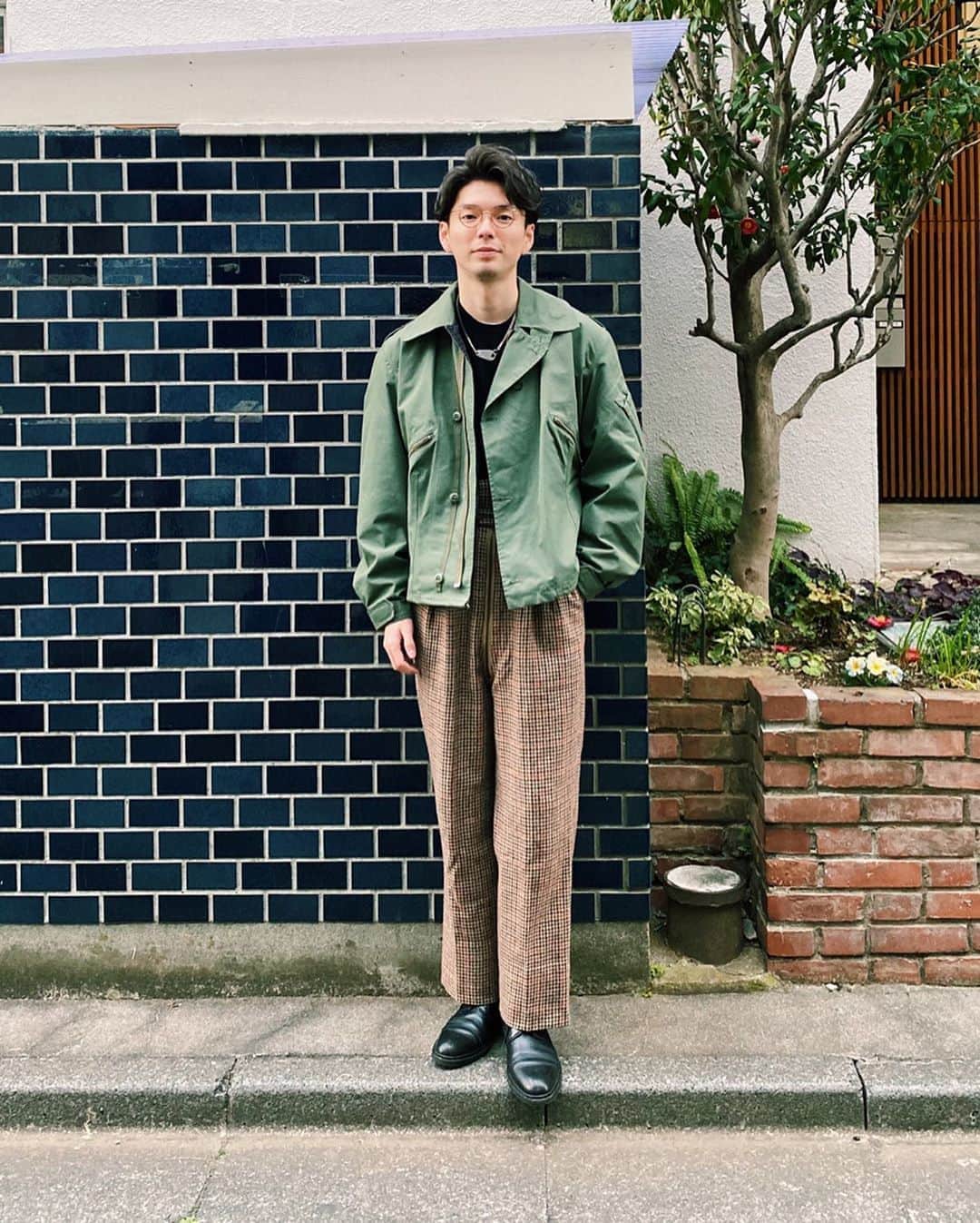 有原遣智のインスタグラム：「POPEYEにスナップしてもらったときのコーディネートに大人っぽさをプラスしました👨🏻‍🦰 ﻿ ﻿ アウターはイギリス空軍のMK-4です✈️﻿ イギリス版MA-1って感じですね🇬🇧﻿ ﻿ 撮り溜めてたものをUPしていきます🙆‍♂️﻿ ﻿ ﻿ jacket: #mk4 #royalairforce ﻿ knit: #uniqlo ﻿ pants: #neat_tokyo #neat ﻿ shoes: #paraboot ﻿ glasses: #savilerow ﻿ necklace: #dairiku ﻿ ﻿ ﻿ #fashion #ootd #outfit #military #raf #mk3 #ユニクロ #ダイリク #元住吉 #古着 #古着コーデ #ニート #パラブーツ #大人コーデ #アニ散歩 #ミリタリーコーデ #popeyemagazine #popeye #ポパイ」