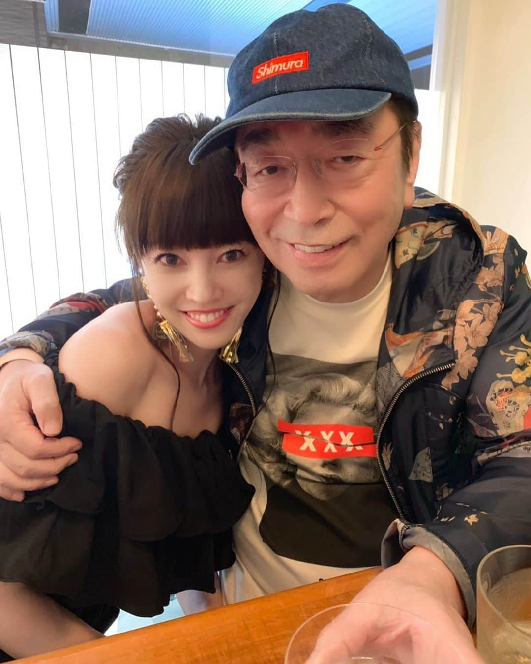 松下萌子のインスタグラム：「まだ、まだまだ受け入れられないです。悔しいです。淋しいです。 いつも、いつも優しくしてくれました。 いつも、いつもチョークアートの事も褒めて下さいました。 こんな私のちっぽけな人生のうちで同じ時間を過ごせた事が一生の宝物です。 こんな贅沢、なかった。 デビューの頃、2度ほど同じ番組に出させて頂いてから、 ここ数年はmisonoのおかげでまた出逢えて可愛がって貰えて、愛子のおかげで仲良くして貰えて、 本当に幸せでした。2人とも有難う。 写真撮る時いつもギュって抱いてくれるの、好きだったな。 もっと話したい事沢山あったのにな。 いつかまた、乾杯したいです。 今までもこれからも、大好きなけんさん。 プリンちゃんとのチョークアート、描かせて頂いて本当に有難う御座いました。」