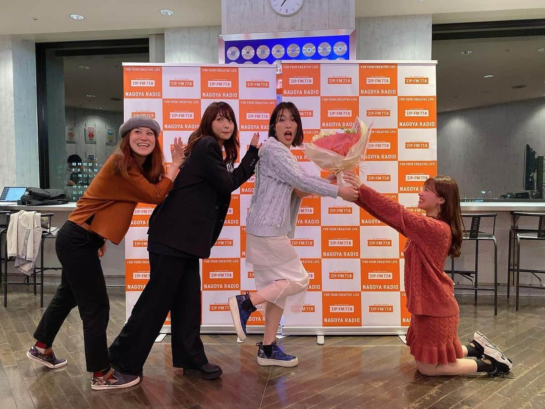 清里千聖さんのインスタグラム写真 - (清里千聖Instagram)「. MISATOさんのビージャン最終回。. 一つ一つの言葉の選び方その重みを感じて涙が溢れた。 特にこの1か月。 卒業する先輩達の番組などを見学させてもらって、 今までの先輩方が大切にしてきたラジオやリスナーの みなさんへの思いをたくさん感じた。. いつもかっこよくて優しく声をかけてくれる先輩、 刺激をもらう同期や後輩。 育ててくれた制作スタッフさん達。 素敵な仲間がたくさんのZIP-FM。 ZIP-FMの歴史をしっかり受け継いで. ちゃんと私色を見つけて、 明日の4月1日からZIP-FMにて 毎週月曜日〜木曜日17時〜19時、 『BEATNIK JUNCTION』を7代目ナビゲーター. として担当させていただきます🌸. よろしくお願いします！. #zipfm #bjcs #ビージャン #📻 #🌸」3月31日 20時31分 - chiseikiyosato