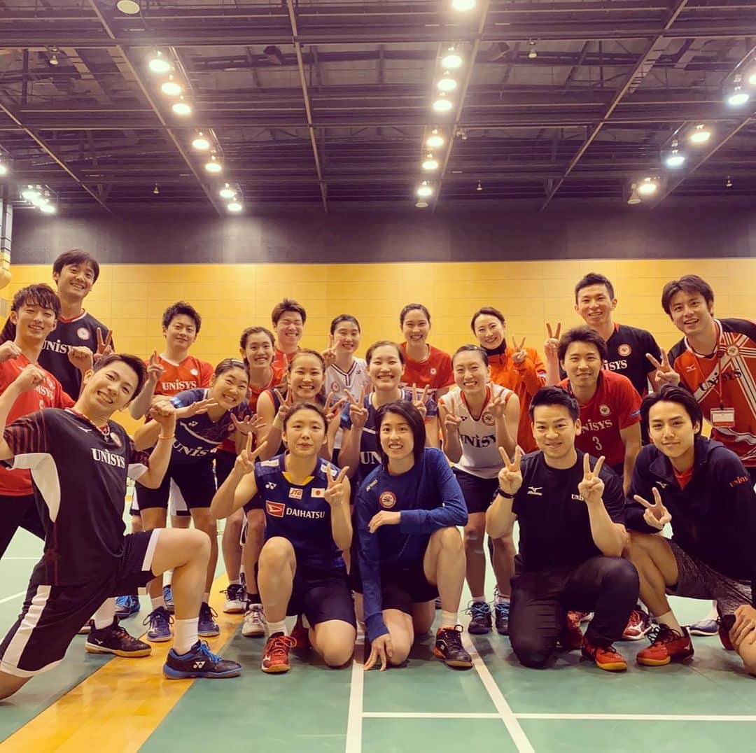 栗原文音のインスタグラム：「今日はユニシスのラスト練習！！✨ 女子部創部一期生から今日まで12年間！！ ここでたくさんの事を学び経験する事ができました😊 最高の仲間と出会いここまで一緒に戦う事ができて幸せな時間でした！ そしてバドミントンは”人としても成長できた場所”✨✨ 明日からは社員として少しでも会社に貢献できるような仕事をしていけるようにまた一からスタートします🌸 バドミントンでも今の自分にできる事は行動し、活動していけるようにも頑張って行きたいと思っています！！ 選手としてではなく、次は”栗原 文音”としてこれからもたくさんの人に応援してもらえるように頑張ります😊  ユニシスの皆さん！ 本当にありがとうございました！ これからもたくさーん応援してます♡  #日本ユニシス#unisys#バドミントン#最高のバドミントン人生#栗原 文音#人として成長できた場所#最高の仲間#大好きなチームメイト#明日からOL#ユニシスファミリー#みんなの活躍#応援#頑張るぞ」
