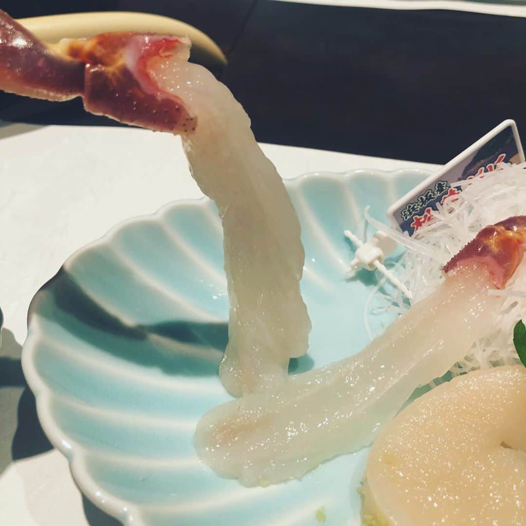 平井喜美さんのインスタグラム写真 - (平井喜美Instagram)「カニ🦀♡﻿ ﻿ タイムラグな投稿ですが蟹のシーズン最終日に記録postします🦀﻿ ﻿ ﻿ 毎年欠かせないカニ旅行ですが、大阪でも美味しいのがいただけると聞き、行ってきました﻿ ﻿ まず感動したのが昔、浜坂で食べて感激した塩のひかれた陶板で焼く蟹（塩蒸し）が出てきたこと🤤﻿ 焼きの香ばしさに蒸しの水々しいふっくら感がプラスされて、幸せに包まれる♡やばいやつ。﻿ ﻿ それに蟹味噌♡﻿ これに至っては私史上、蟹味噌No.1の味。﻿ 蟹味噌って甘いのね♡🤤sweets!﻿ ﻿ からの蟹しゃぶ♡ ﻿ これまでの蟹しゃぶはレア感を楽しみがちだったのだけど、絶妙な火入れ（想像以上に火を通す）をご指導いただき、こんなのはじめて🤤﻿ ﻿ ﻿ これは、毎年行きます！決定！！﻿ 箕面にある、あしやさんです♡﻿ ﻿ #箕面 #大阪グルメ #蟹料理 #foodstagram #tabestagram  #美味しいもの #食べるの大好き #dinner #あしや」3月31日 20時35分 - yoshimi1111
