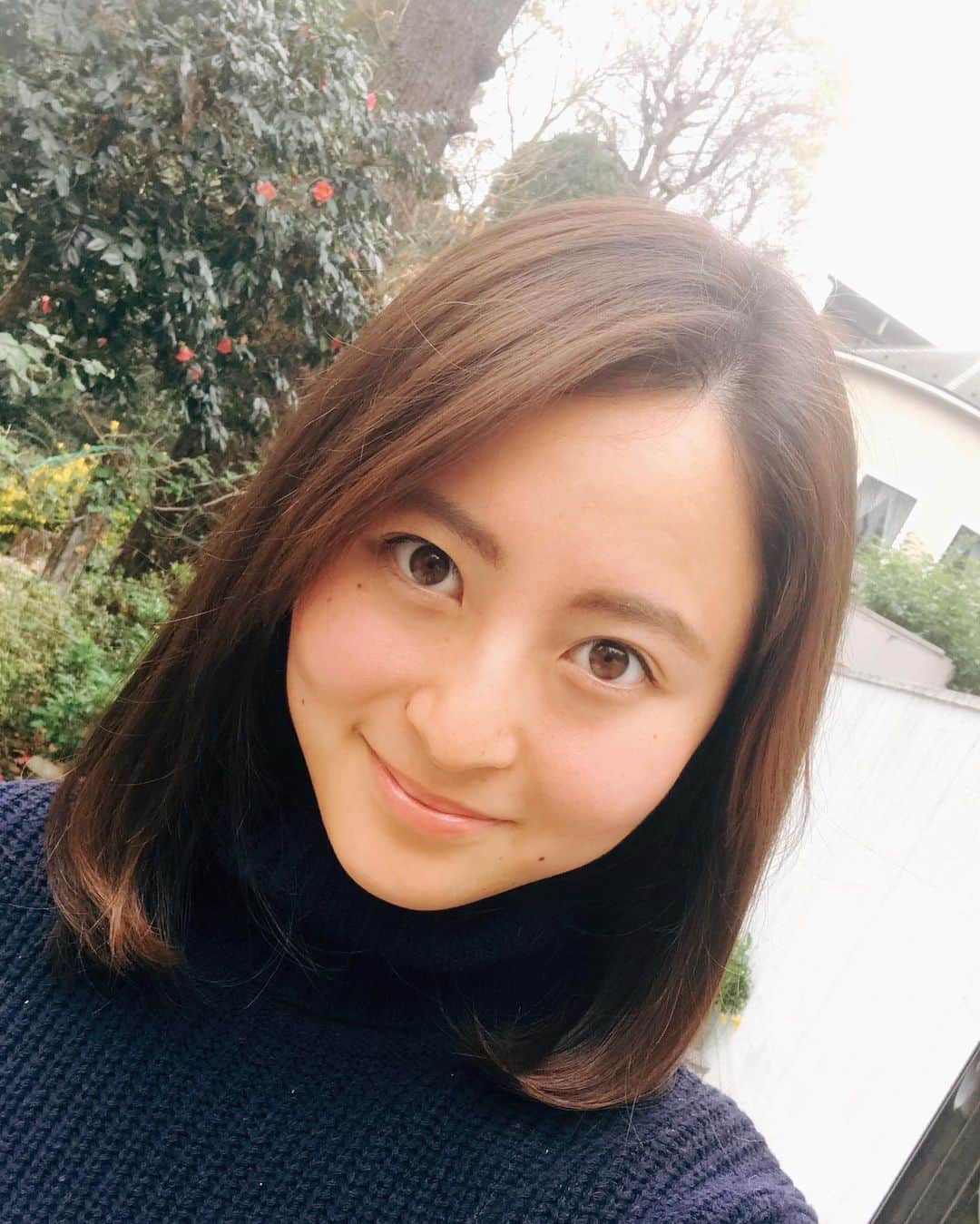 長谷川慧のインスタグラム：「A haircut💇‍♀️ . . . 久々の投稿です😊  いつもお世話になっている @lino_yoshimi さんにカットしていただきました！気分を上げるためにトーンもちょっと明るめにしました✨ありがとうございます😊  さてさて、大学の授業がはじまるまで少し時間があるのでお家で勉強します✏️」