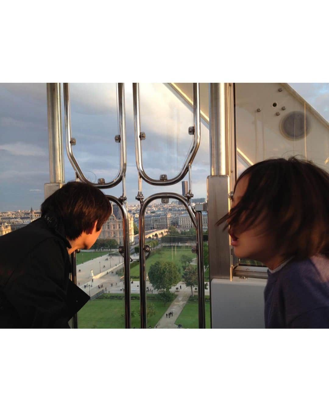 RIKACOさんのインスタグラム写真 - (RIKACOInstagram)「☆ 2012 親子３人で初めてのParis❤️ 樹が高校生 蓮が中学生〜 まだおちびちゃん　笑😆 まだこの頃は何処でも一緒に旅してくれたな〜 また３人で行きたいな〜 いつかの誕生日に😊 １枚目　 樹が撮ってくれた大切な１枚☺️ ☆ 昨日は皆様沢山のメッセージをありがとうございました😊幸せ😊 #ありがとう #rikaco_fashion」4月1日 2時22分 - rikaco_official