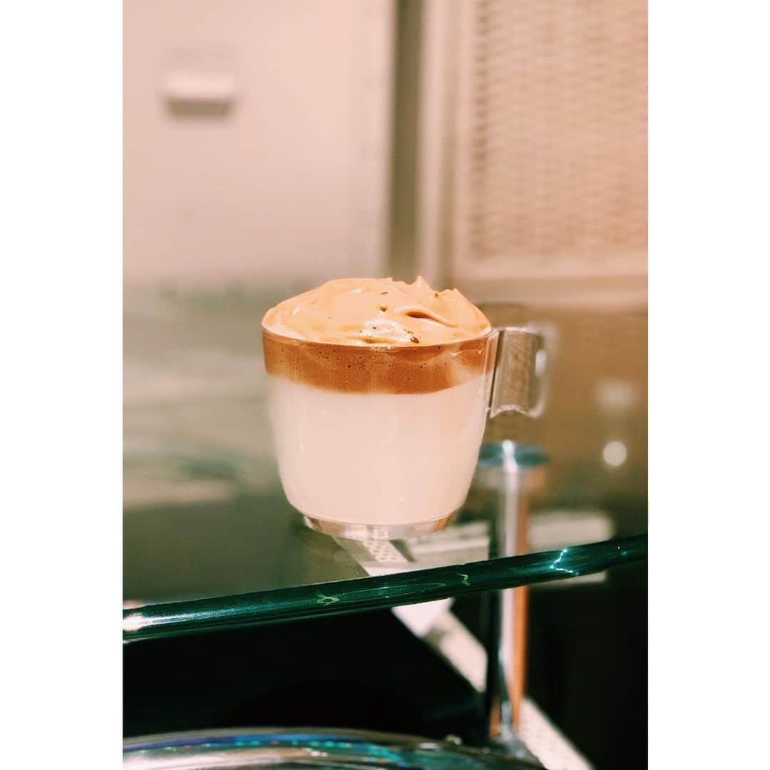 江夏詩織さんのインスタグラム写真 - (江夏詩織Instagram)「流行ってるやつやってみた。おいしい！ #タルゴナコーヒー #달고나커피」3月31日 20時54分 - shiori_enatsu