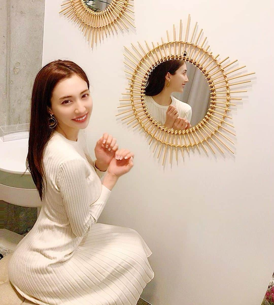 眞木美咲パメラさんのインスタグラム写真 - (眞木美咲パメラInstagram)「☀️ 私最近ニットワンピしか着てなくない？ ちょっとまた寒いからしまったワンピースも引っ張りだした🥺 ニットワンピース着てる間はお腹ずーっと力いれてるから腹筋鍛えられてる気がする😚笑 . ちょっと前の💅 @chipieee_tokyo @chipieee_ebisu @chipieee_nail_yuuki ありがとうございました🙏🏻 次はまつげパーマ✨ 夏だからフットもやりたくて、どんなネイルにしようかな....♡ . Im thinking to get my foot nails done too. Comment below your favorite color.❤️🧡💛💗💜💙💚 . . #ミラーネイル#オーロラネイル  #nails#naildesign#chipieee#ネイル#原宿#恵比寿#まつげパーマ#motd#girls#joy  #ニットワンピース #美容#セットアップ #love #赞#likelike #私服 #粉我#时装#ファッション」3月31日 21時01分 - pamypamypamy