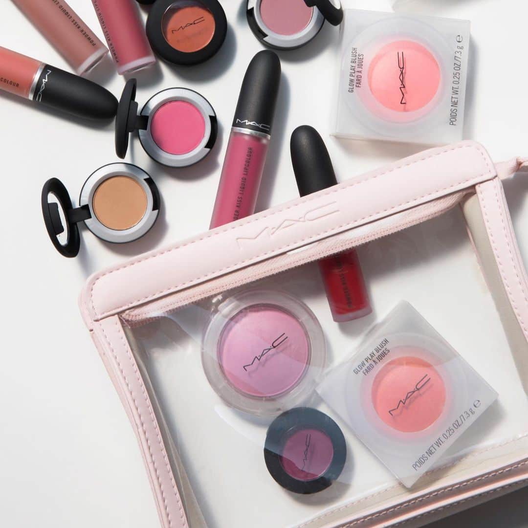 M∙A∙C Cosmetics Japanさんのインスタグラム写真 - (M∙A∙C Cosmetics JapanInstagram)「【明日公式オンラインショップ先行発売】 ミスティマットな仕上がりが楽しめるパウダー キスシリーズから、リキッドリップとアイシャドウが登場🌸💕 ㅤ 公式オンライン限定色(1色)と全国発売の限定色(2色)を含む、計17色のリキッドリップと10色展開の パウダー キス アイシャドウをチェック✨ ㅤ 【公式オンラインショップ限定キャンペーン】 対象製品(パウダーキス リキッド リップカラー、 パウダーキス アイシャドウ、グロー プレイ ブラッシュ)のうち いずれか1製品を含む 税込8,250円以上購入のお客様に オリジナルポーチをプレゼント🎁 ポーチは2枚目をチェック👉 ㅤ *全国のM･A･Cカウンターでのプレゼントキャンペーンに つきましては、今回は実施を延期致します。 実施時期が決まり次第、再度お知らせさせていただきます。 ㅤ *4月1日（水） 公式オンラインショップ先行発売 *4月3日（金） 全国 M·A·C カウンター発売 (ー部店舗は日程が異なります) ㅤ  ㅤ #MACPowderKiss #MACPowderKissLiquidLipcolour #MACPowderKissEyeshadow #MACパウダーキス ㅤ #MACCosmeticsJapan #MACCosmetics #MAC #MACコスメ #コスメ #メイク #化粧品 #デパコス #コスメ部 #コスメ好きさんと繋がりたい #コスメ紹介 #おすすめコスメ #新作コスメ #春メイク #春コスメ #ピンクメイク #オレンジメイク #テラコッタメイク #ブラウンメイク #トレンドメイク #アイシャドウ #リップ #マットリップ #リップメイク」3月31日 21時01分 - maccosmeticsjapan