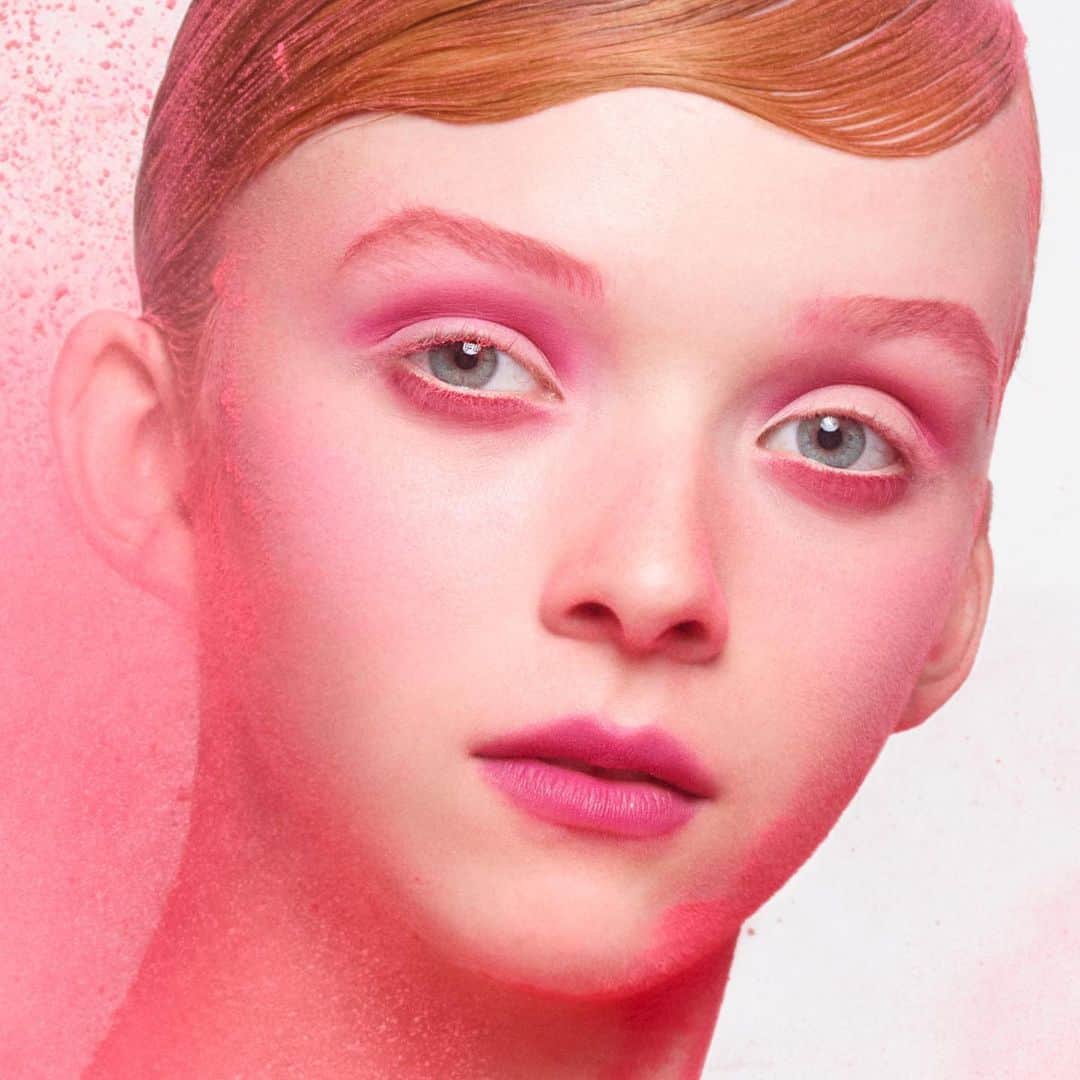 M∙A∙C Cosmetics Japanのインスタグラム：「【明日公式オンラインショップ先行発売】 ミスティマットな仕上がりが楽しめるパウダー キスシリーズから、リキッドリップとアイシャドウが登場🌸💕 ㅤ 公式オンライン限定色(1色)と全国発売の限定色(2色)を含む、計17色のリキッドリップと10色展開の パウダー キス アイシャドウをチェック✨ ㅤ 【公式オンラインショップ限定キャンペーン】 対象製品(パウダーキス リキッド リップカラー、 パウダーキス アイシャドウ、グロー プレイ ブラッシュ)のうち いずれか1製品を含む 税込8,250円以上購入のお客様に オリジナルポーチをプレゼント🎁 ポーチは2枚目をチェック👉 ㅤ *全国のM･A･Cカウンターでのプレゼントキャンペーンに つきましては、今回は実施を延期致します。 実施時期が決まり次第、再度お知らせさせていただきます。 ㅤ *4月1日（水） 公式オンラインショップ先行発売 *4月3日（金） 全国 M·A·C カウンター発売 (ー部店舗は日程が異なります) ㅤ  ㅤ #MACPowderKiss #MACPowderKissLiquidLipcolour #MACPowderKissEyeshadow #MACパウダーキス ㅤ #MACCosmeticsJapan #MACCosmetics #MAC #MACコスメ #コスメ #メイク #化粧品 #デパコス #コスメ部 #コスメ好きさんと繋がりたい #コスメ紹介 #おすすめコスメ #新作コスメ #春メイク #春コスメ #ピンクメイク #オレンジメイク #テラコッタメイク #ブラウンメイク #トレンドメイク #アイシャドウ #リップ #マットリップ #リップメイク」