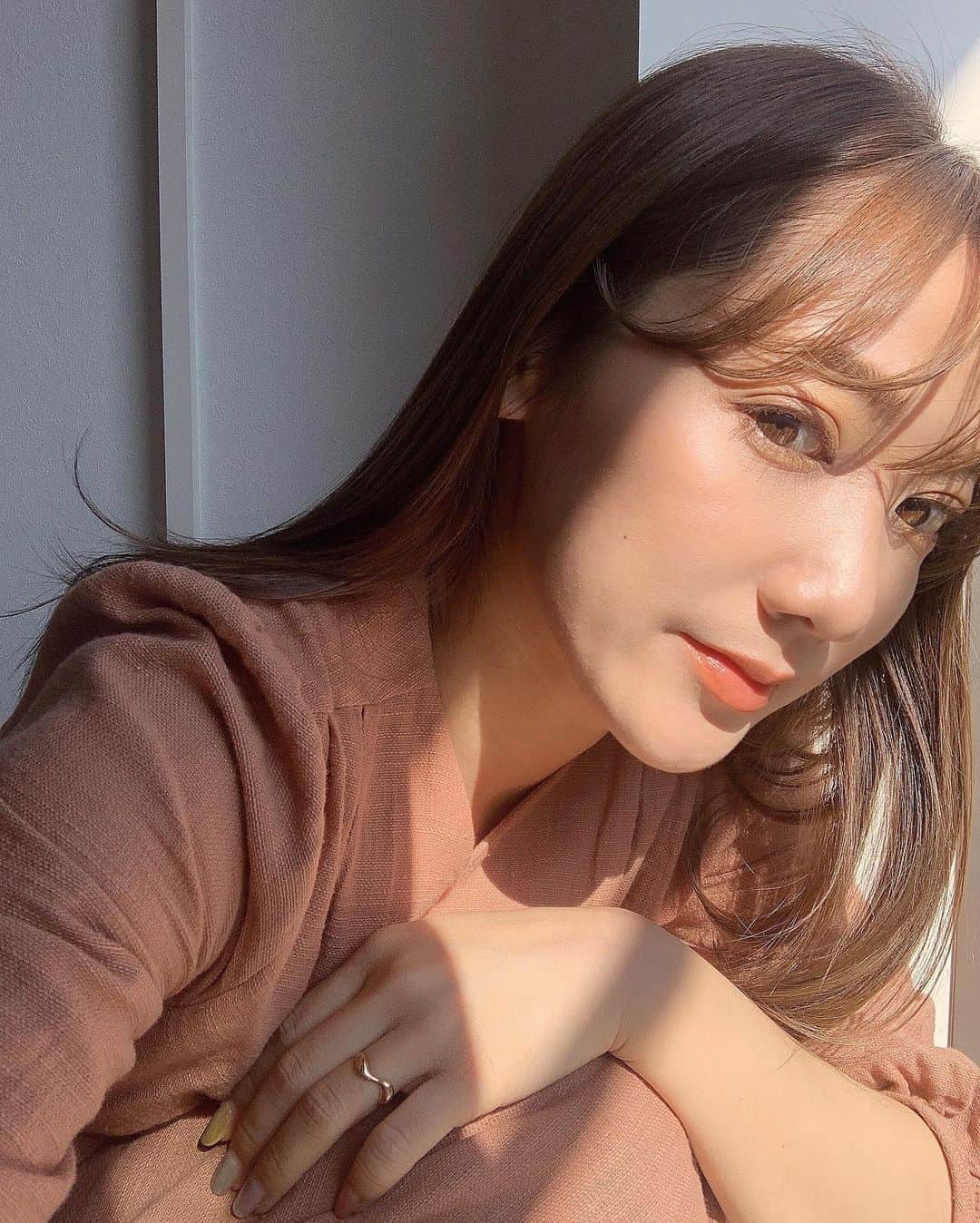 小川陽香のインスタグラム：「オレンジメイク🍊 ㅤ SNSで肌に優しいコスメって見て気になってた @osaji__ ☺️ 3月31日に発売した春の新作コスメを使ってメイクしました♡ ㅤ アイホールにイエロー、二重幅にブラウンのシャドウをグラデーションで入れてます✌︎ そしてリップのオレンジベージュがめっちゃ可愛い。。🧡 お気に入りに追加決定なやつ～🥺👍🏻💕 ㅤ 最近はブラウン系のリップばっかりだったからなんだか新鮮🥰 春夏たくさん使おう♡ ㅤ ㅤ 使ったのはこちらです♡ ☑︎オサジニュアンスアイシャドウ 06 Raihou ☑︎オサジニュアンスアイシャドウ 07 Tsubomi ☑︎オサジニュアンスリップスティック 07 Page ☑︎オサジニュアンスリップグロス 03 Senkou ☑︎オサジニュアンススキンエフェクター 01 ㅤ ㅤ #OSAJI #osajipartner #make #cosme #lip #オサジ #コスメ #メイク #オレンジメイク #オレンジリップ #オサジニュアンスアイシャドウ #オサジニュアンスリップスティック #オサジニュアンススキンエフェクター #春コスメ #春メイク」