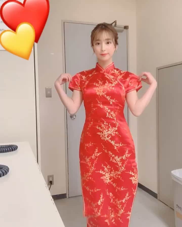堀尾実咲のインスタグラム：「赤いチャイナドレスおきにいり☺️❤️ #芸能人格付けチェック #アシスタント #チャイナドレス」