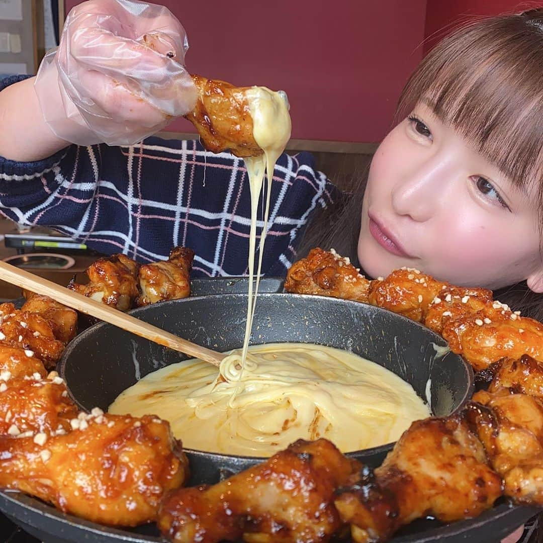 もえのあずきさんのインスタグラム写真 - (もえのあずきInstagram)「UFOチキン🤤💕 #ufoチキン #ufoチキンフォンデュ #ufoフォンデュ #グッネチキン #goobnechicken #チーズグルメ#タワービール」3月31日 21時08分 - moeazukitty