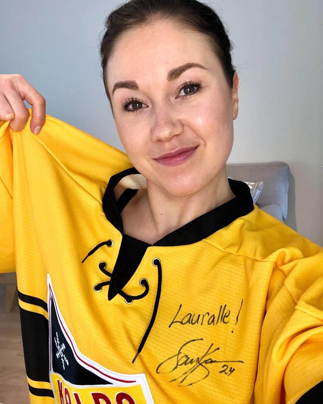 ラウラ・レピストのインスタグラム：「#seurapaitapäiväkotona ja tällä kertaa tunnustetaan (Espoon jäätaitureiden lisäks) Kuopijjon värejä✌🏼🤩💛🔥 Koska Samin nimmari, kevään pirtee väri ja nyt jos koskaan me pelataan KAIKKI samassa jengissä!!🦠🚫💪🏼😎 . P.s. Vedin tässä paidassa äsken myös elämäni ekan Pecha Kucha 20x20 -keikan etäyhteydellä - taas uusia kokemuksia plakkariin tän poikkeustilanteen myötä. Kiitos mahdollisuudesta @sportspotsuomi - joka sinnikkäästi etsii niitä hopeareunuksia tästä tilanteesta ja kehittelee jatkuvasti uusia konsepteja etäyhteyksien avulla!👊🏼💛 . . . @kalpa_hockey @espoonjaataiturit #esjt #Kalpa #kuopijo #wearesportspot #sportspot #pechakucha #stayhome #homeoffice #staypositive」