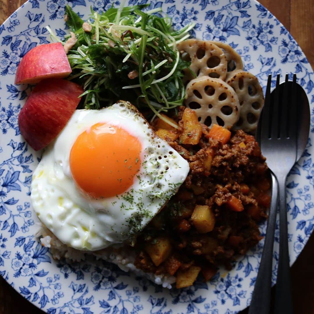 のインスタグラム：「2020.3.31🍛 ． ． 今日の夕ごはんはドライカレー。 ． ． 半年間、エスビーカレーアンバサダーとして活動する事になりました。 毎月我が家のおうちカレーをご紹介していきますね🍛 #カレーは飲み物 のオット、大喜び！😂🔨 ． ． 今回は北海道産炒め玉ねぎ（時短に最高✨）と赤缶を使ってドライカレーを作りました。 ． 味付けはケチャップ、中濃ソース、コンソメ、クミンなどのカレースパイス、塩胡椒で味付け。 ． バイトに出掛ける長女に合わせて急いで作ったので作り方は割愛します🤣 ． 具材は合い挽き肉と @sakanotochu さんからいただいた人参ときくいも。 水菜とツナと塩昆布の和物とレンコンのソテーも作ってワンプレートにしました。 ． あ、目玉焼き🍳も！ ． ． きくいも、初めて食べたけど歯応えあって美味しいですね😋 今回はカレーにしたけど生でも食べれるんですって！ ． ． ごちそうさまでしたー！☺️ ． ． ． #カレー#ドライカレー #エスビーカレーアンバサダー #エスビー#PR #foodstagram#instafood  #delistagrammer#kurashiru  #locari#おうちごはん　 #igersjp#ellegourmet #ouchigohanlover  #マカロニメイト#ご飯でエールを #homecooking #japanesefood#foodlovers#foodie  #坂ノ途中のお野菜 #やさいはいきもの #エスビー8_ 1」