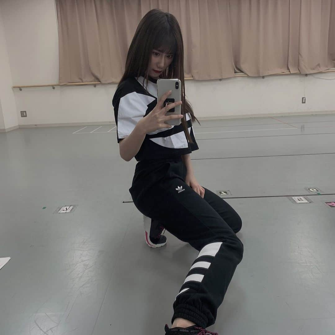 石田優美さんのインスタグラム写真 - (石田優美Instagram)「﻿ ﻿ ﻿ ﻿ 私のLesson着ー第7弾ー﻿ ﻿ ﻿ ﻿ 最近買ったadidas☺︎🖤﻿ 他にも色々買いました！﻿ ﻿ 合計で6着！﻿ もう目がﾊｰﾄです笑﻿ ﻿ ﻿ SALEしてたからこれはもう買わないとっ！と思い﻿買いました✌︎﻿ ﻿ ﻿ ﻿ #adidas﻿ #アディダス﻿ #大好きマン﻿ #へそだし」3月31日 21時18分 - yu_mi_1012