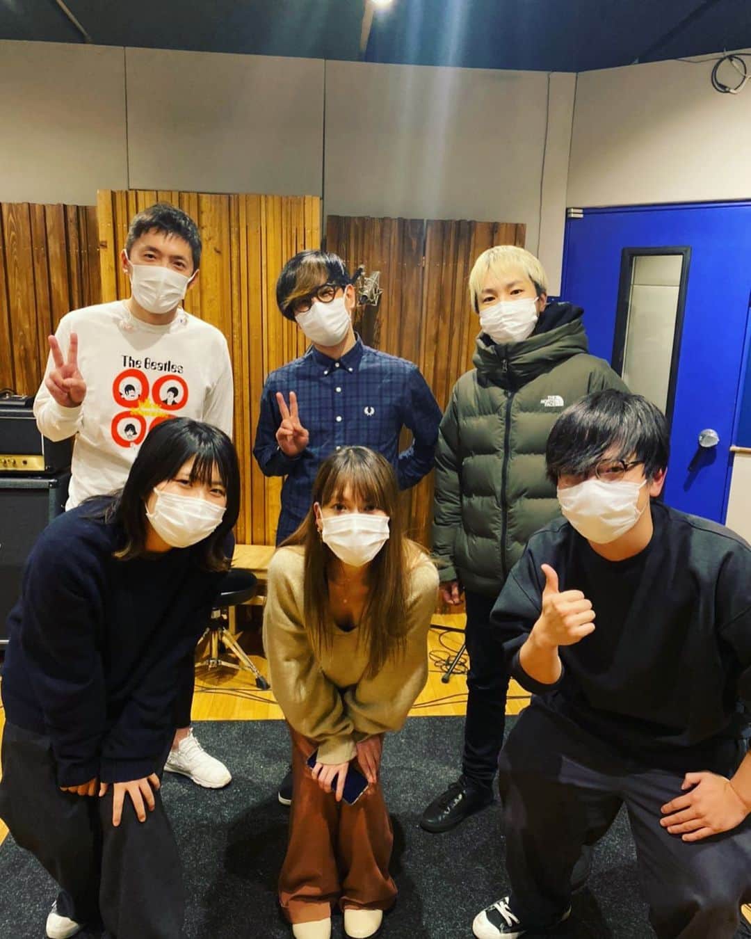 小柳ゆきのインスタグラム：「皆さんマスクで失礼させて頂きます。 ライブでもお世話になっているバンドの方々とレコーディング✨ とても素晴らしくって、完成が待ち遠しい限りです😊  Pf.櫻井大介さん Ba.鳥越啓介さん Dr.髭白健さん  そして私の両隣は作家Lantanのお2人✨ 前回の松岡さんとの楽曲とはまた違った、とっても素敵な2楽曲を作ってくださいました😌 . . 早く皆さんにお届けしたいです🤩🤩」