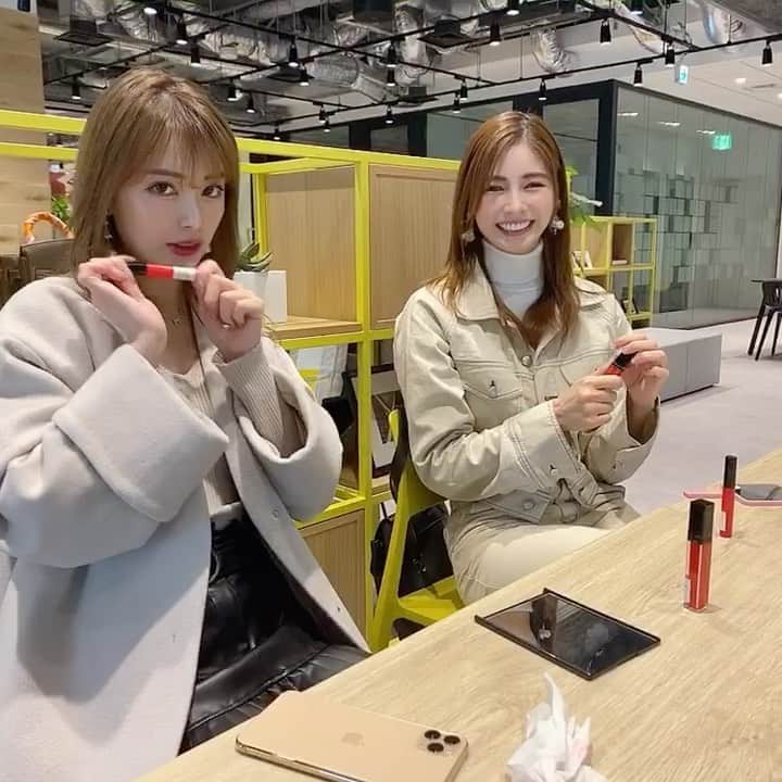のインスタグラム：「みんなー❤️❤️❤️ ちゃんとストーリーは見てくれてる？？🥺 . . 今日は重要な開発中のリップ💄の打ち合わせでした💨💨 プライベートな予定は無くしてるのであゆちゃんに会ったのも久しぶりだったな☺️ 打ち合わせすごく進んだよ〜❗️そして大至急帰宅🏃‍♀️… . .  ここまで来るのに1年かかったの😫✨✨ そして理想としていた究極のものが出来上がって今日ついにgoサインを出しました💮 .  ついに発売が見えてきた感ある😭💓💓💓 みんなに発売予定期をお伝えしては毎回伸びてしまい。。とっても申し訳なかったけど、 その分妥協は一切してない🔥本当に良い物が出来上がったからもう暫くお待ちくださいませっ❣️❣️❣️ . . #lip#とくもも企画#lipstick#lipgloss#リップクリーム#リップ#リップ開発#美容#コスメ#美容好きな人と繋がりたい#コスメ好きさんと繋がりたい#cosme#cosmetics#プロデュース#ぷるぷる#ちゅるちゅる#保湿」