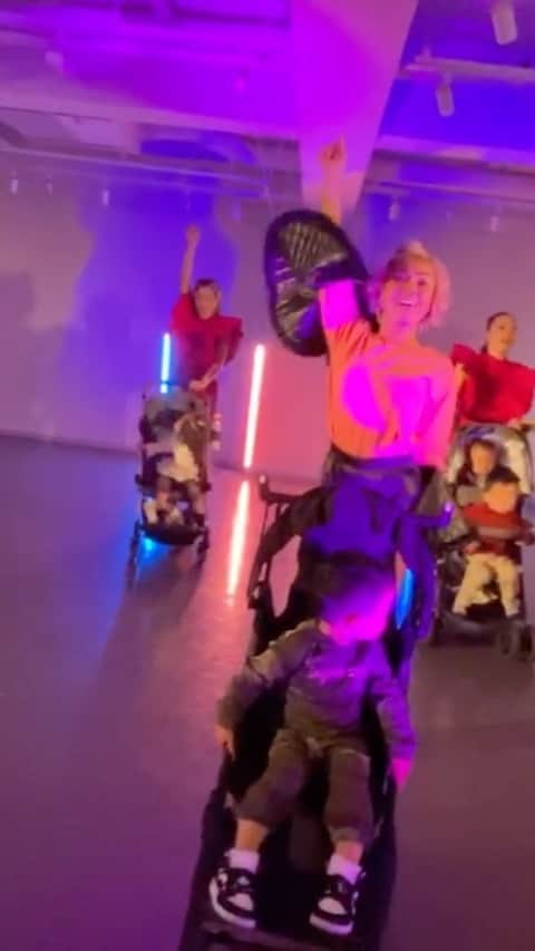 Nazukiのインスタグラム：「Mamitaz 💓produced by @nazuki_08  ママダンサー💗 @mai_sato___  @kwderi  @hiromyee420 @juncoyoshikawa  @rie_chapcy  @hijikipon  @marieimai0509 @azuuuuunnh.i  @jack_s811  #dance #mamadance #nazuki #dancer #produce #show #mamalidd #mamitaz #paformance #ママダンサー  #ママ　#子連れダンス」