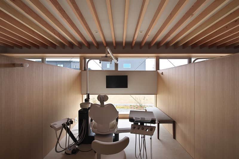 伊藤瑞貴建築設計事務所のインスタグラム：「「はるえ東ファミリー歯科」 現在発生している新型コロナウイルス感染症が拡大している状況を受け、「はるえ東ファミリー歯科」建築内覧会（オープンクリニック）の開催中止を決定いたしましたので、お知らせいたします。 参加者・関係者の健康・安全面を第一に考慮した結果、中止することにいたしました。 開催を楽しみにしてくださった皆様には、急なご案内となりご迷惑をおかけしますが、ご理解をいただきますようお願い申し上げます。」