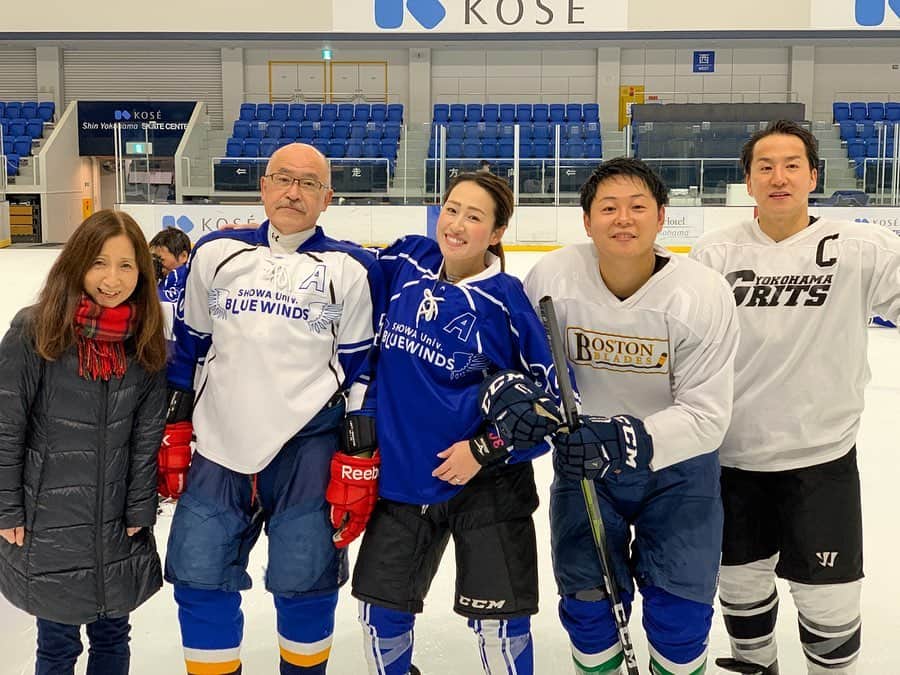 菊池沙都のインスタグラム：「家族でホッケーできる幸せ🍀 お父さんまだまだ頑張ってます♡ お母さんは今日も笑顔で応援です♡ お兄ちゃん現役復帰しました！ @yokohama_grits 応援お願い致します♡ 大貴アイスホッケー始めました！！ 体は重く、力もあり、知識もあります。 抜かされないように頑張ります。 #アイスホッケー#icehockey #家族#Family」