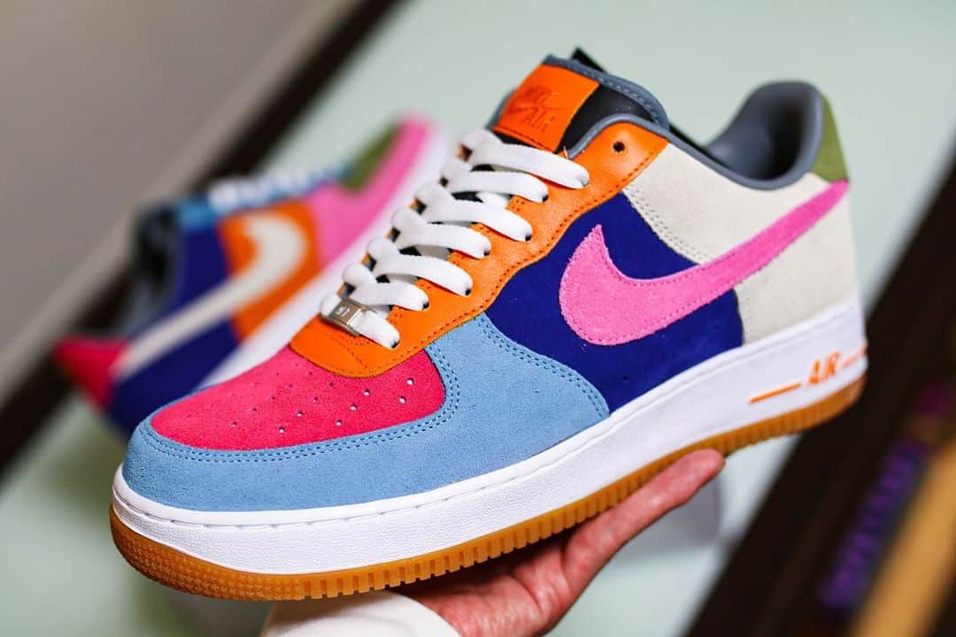 SneakerBox.jpのインスタグラム：「🔥🔥🔥 Nike Air Force 1 Low Unlocked By You 蛇素材使わないパターンでマルチにいきました🙋‍♂️ 到着して開封の感動もそうですが、待ってる時が一番高まる✨それがBy youですよね🐍 ヒモは通常のAF1用に替えました👌 @naka2sneakers さん、到着ご期待ください🙇🏻‍♂️🙇🏻‍♂️🙇🏻‍♂️ #nike  #nikeairforce1  #nikeairforceid  #nikeid  #nikeidcreatives  #af1  #teamaf1  #nicekicks  #highsnobietysneakers  #highsnobiety  #complexsneakers  #complexkicks  #solenation  #kickstagram  #dailykicks  #therealblacklist  #solecollector  #sneakers  #sneakersaddict  #sneakerhead  #nikebyyou  #hskicks  #sneakers_france  #airforce1id #エアフォース1  #一眼スニーカーズ」