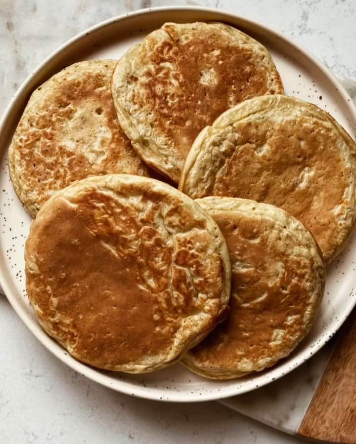 NICOLAS SIMOESのインスタグラム：「Une envie de pancakes?  Une recette sans sucre ni beurre!  Mélangez les flocons d’avoine, la farine et la levure. Ajoutez les œufs et le lait, mélangez le tout, versez une petite portion épaisse et faites chauffez comme des crêpes 3-4 minutes de chaque côté! 🥞🔥 • A crave for pancakes? A recipe without sugar or butter!  Mix the oats, flour and baking powder. Add the eggs and milk, mix everything, pour a small thick portion and heat for 3-4 minutes on each side! ✌🏻」