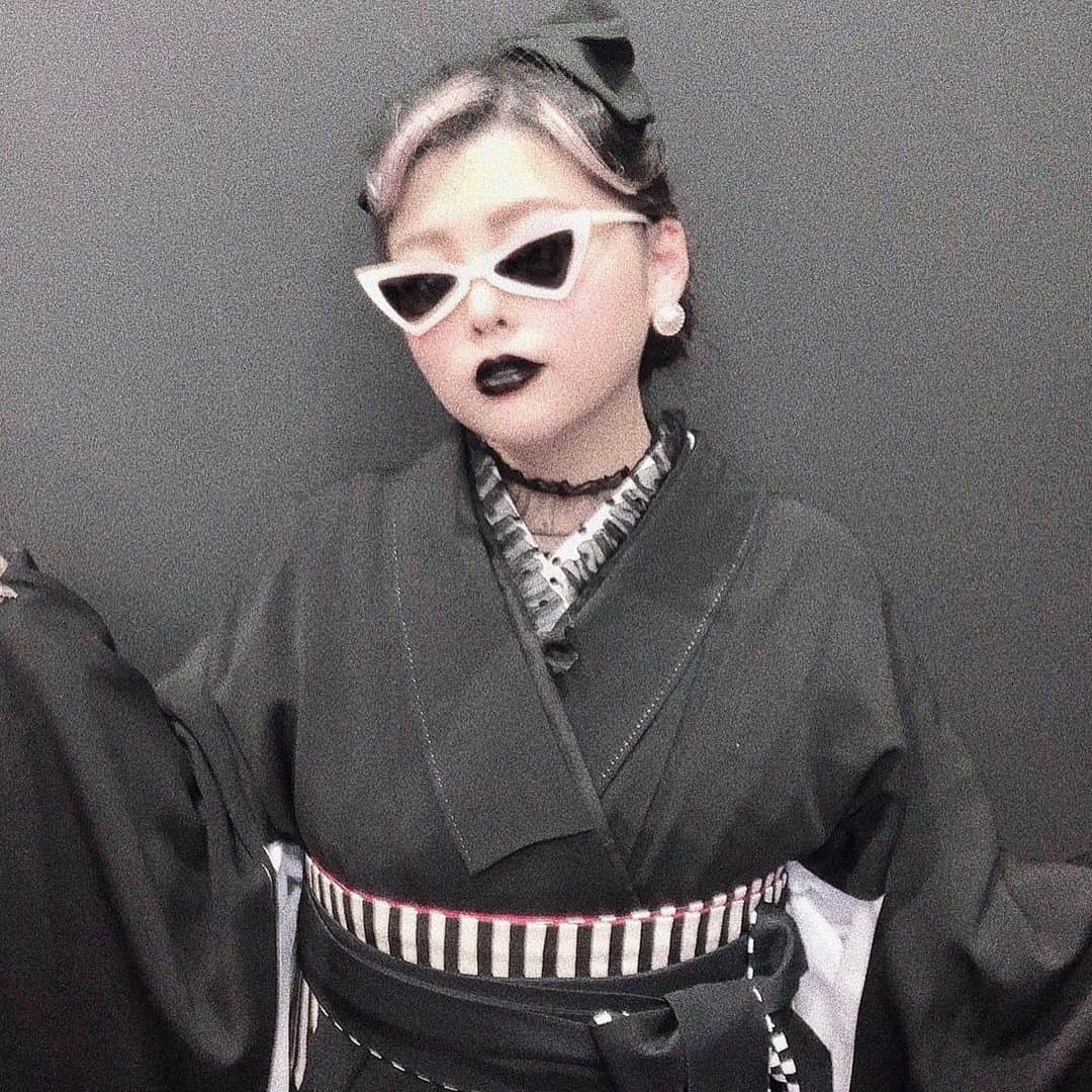 みくぴのインスタグラム：「ご報告 私みくぴは事務所を退所しましたことをご報告させて頂きます。 そしてみくぴとしての活動を終了致します。 理由としては、テレビなどでも話していたように私の夢である「保育士」になるためです。 ここ二年ほどSNSなどの更新をしなかったのは勉学に専念するためでした。 短期大学に入学し、自分の思い描いていた夢が現実となるよう日々勉学に励み今月に短期大学を卒業しました。 そして、自分の理想の園と出会い無事に明日から私は保育士となります。 みくぴとしての活動は終わってしまいますが、たま〜にちらっと顔を出せたらなあと思います。 みくぴとして活動していた約三年半本当に楽しかったです。 街を歩けば誰かが話しかけてくれて、こんな私を応援してくれる人がいっぱいいて、テレビや雑誌で観ていた人たちが自分の目の前にいて一緒にお仕事なんてして、自分がテレビの画面にいたり雑誌にいたり、、憧れの人とも会えて、、、本当に不思議で貴重な体験でした。 もちろん、楽しいことばかりではなくてどうすれば皆んなに見てもらえるか、応援してもらえるか、笑顔にすることができるかなど毎日大きなプレッシャーに押しつぶされそうでした。 もちろん世間にでれば私を良いと思ってくれる人ばかりではなくテレビなどに出る度沢山批判や誹謗中傷もきました。 それに全日制高校に通いながらの活動だったため、ほぼ毎日睡眠時間は2、3時間程度で休みもなくストレスで肌荒れにハゲるわおまけに階段登れなくなるわで本当に大丈夫かなと思うこともありました😂 でもこの日々があったからこそ今の私は何事にも必死に前向きにやることができていてこの厳しかった環境に感謝でしかないです。 かなり打たれ強くなりました😂 こう話しているといくつものエピソードが出てきてしまってきりがないのでそろそろ終わりにします😕 みくぴとしての活動期間とってもとっても大切な時間でした。 私を応援してくれた皆様、お仕事で御一緒した全ての関係者の皆様に改めて感謝致します。 こんな私をこんなに大きくしてくれてありがとうございました。 そして活動を終了していたことと保育士になることのご報告が私をフォローして下さっている皆様に伝えるのが遅くなり本当にすみません。 何度も言いますが皆様！！ 私に楽しい日々をありがとう！！！ またいつかどこかで会いましょう！！！ 自分らしい素敵な保育士になれるよう頑張ります！！ ・ ・ ・ ・ #まっくろくろすけファッション  #真っ黒は不吉だから柄で遊びました  #ちゃんと襟と帯以外セットで袴貸出してました  #卒業式にもってちゃんと書いてあったよ  #このファッションに一目惚れしたの  #やっぱり個性的が好き」