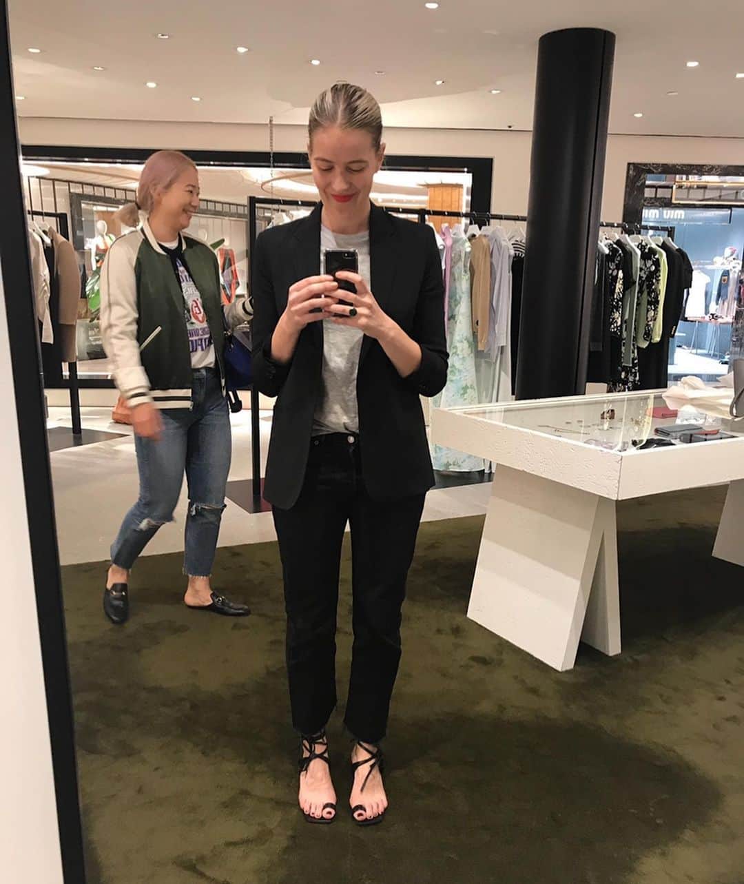 エステルデヴェのインスタグラム：「Not being able to squeeze my friends is pretty hard at the minute but it has also made me realise how lucky I am to have certain people in my life. @mollyparkmp wish we could be hanging out right now, but in the meantime, the best photos of our previous holidays will have to do. Looking forward to keeping on exploring the world together, to putting our world domination plan into action and to you wearing more big hats 😘 love ya x #loveletterstofriends」
