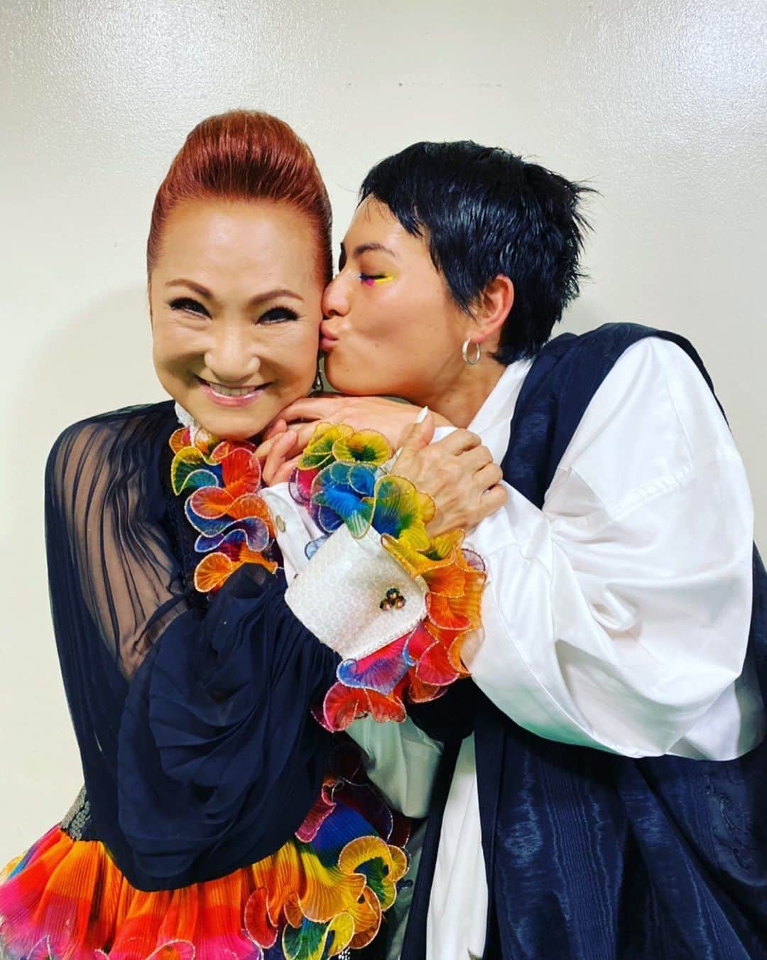 菅原小春のインスタグラム：「歳の重ねかた、美しい眼差し、ナイフの様な歌声、震えるほど愛おしいお姿。 北原ミレイさん。 こんな女性になるんだ！」