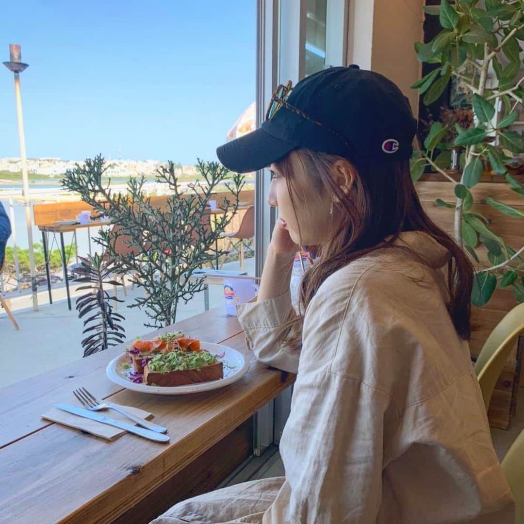 菅真鈴さんのインスタグラム写真 - (菅真鈴Instagram)「.﻿ ﻿ いつしかのcafe☕️ ﻿ ﻿ #cafe﻿ #カフェ #lunch #lunchtime #salmon #avocado #coffee #coffeetime #earrings #champion #sunglasses #knife #folk #カメラ女子 #カメラ #camera #girl #girls #オシャレカフェ #dayoff #offshot #tree #🍽 #🍞」3月31日 21時57分 - cq_marin_s