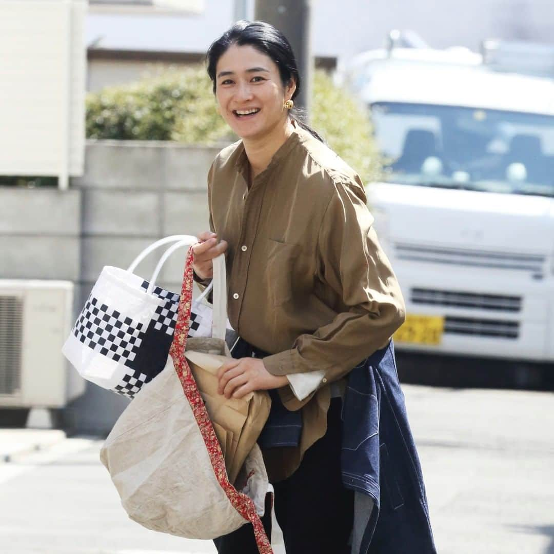 女性自身 (光文社)さんのインスタグラム写真 - (女性自身 (光文社)Instagram)「📣小雪 事務所を退社していた！スローライフ志向で田舎に移住か --- 都内の桜も満開を迎えた3月下旬。ランチどきの繁華街を歩くのは小雪（43）だった。長い黒髪を束ね、マスク姿の小雪はブランドショップに入店。子供服売場で店員と談笑しながら、ワンピースやトップスを品定め。3人の子供たちのために、春服を買いに来たようだった。 「実は2月末で小雪さんは個人事務所が提携していたエイベックスを退社。3月から新たなスタートを切っているんです」（小雪の知人） 今春、中居正広（47）、米倉涼子（44）など、有名芸能人の約30年も所属した事務所からの独立が相次いでいる。小雪も約13年間、苦楽を共にした事務所を離れる決断をしたことになる。その背景には、小雪の“スローライフ志向”があるという…… --- ▶️続きは @joseijisin のリンクで【WEB女性自身】へ ▶️ストーリーズで、スクープダイジェスト公開中☆ --- #小雪 #提携 #事務所 #エイベックス #退社 #松山ケンイチ #スローライフ #田舎暮らし #ライフスタイル #自給自足 #女性自身 #いいね #フォロー」3月31日 21時58分 - joseijisin