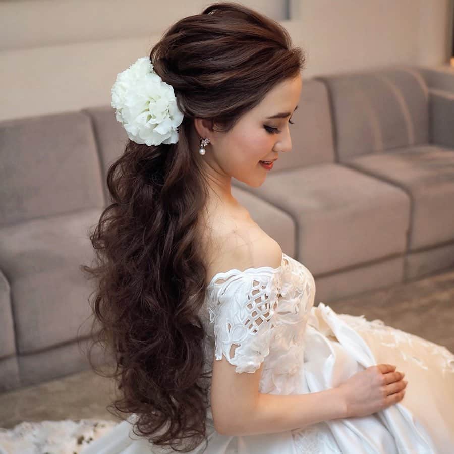 Tomoyo Kitamuraさんのインスタグラム写真 Tomoyo Kitamurainstagram 先日の撮影から スーパーロングの大人ハーフアップ Failily Weddingsalon Momophotography10 Ts39 Wd 出張ブライダルヘアメイクご予約可能日 4 25 5 2 6 27 出ました 4月直近