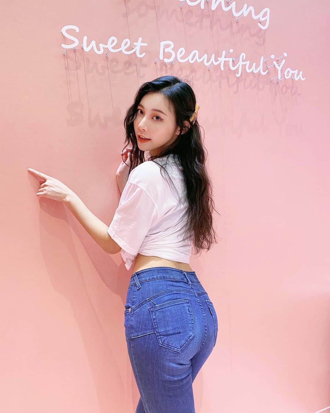 張香香のインスタグラム：「#本篇要送禮物給大家🎁 - 一直想要找一條穿起來合身性感又百搭的牛仔褲👖 今天終於在 @something_tw 找到了🥺❤️ 即日起到4/12前 在京站1F SOMETHING啾感蜜桃派對🍑 想要剁手的妞妞們 丹寧系列絕對是萬年不敗😤👍🏻 趁快閃店有很多好康時下手就對了！ 現場還有 #啾性感10秒挑戰 活動 過關就有機會可以把我身上這件主打的明星翹臀褲直接帶回家😍 - 今天試穿的三套都喜歡 你們喜歡哪一套呢？ - Look 1💕日常隨性穿搭 首選就是 #啾感蜜桃中古藍 穿上一秒翹臀的小心機😚 配上簡單字母T就好好看～ - Look 2💕變身日系女孩 這套 #日本直送快閃限定款 吊帶褲就是青春無敵！ 絕對是可愛女孩必備款💗 - Look3 💕想要來點女人味 必備單品就是 #啾感蜜桃性感黑 擁有41年日本職人純手工水洗技術 翹臀、提拉、啾感 一件到位😳 絕對有理由包色！🖤💙 - 現在大家不敢出門也沒關係 在家也能線上安心買😜 👉🏻 https://www.edwin.com.tw/activities1/166 ✔️現折100元: 結帳不限金額輸入香香的專屬折扣碼「STG2003_CHH」 ✔️滿千免運： 尺寸不合可享乙次免費退貨服務（不限件數） ✔️免費修改： 買任一牛仔褲款都可享修改褲長乙次 - 🎁送禮時間： 追蹤 @something_tw 並標記@一位朋友 留言告訴我你喜歡三套中哪一套？ 就有機會把好禮帶回家喲～ *於4/13抽中三位得獎者 (LOGO T 1名/馬卡龍提袋 1名/丹寧小熊 1名) - #SOMETHING #女生的第一條牛仔褲 #啾感蜜桃褲 #啾感蜜桃派對 #啾性感 #啾感」